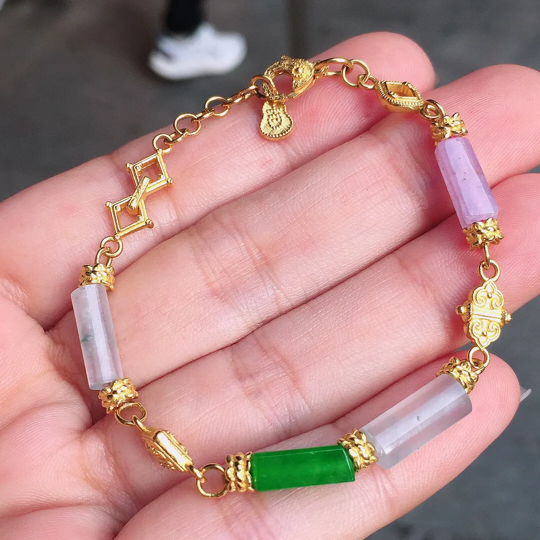 三彩特色手链，色泽均匀艳丽，玉质细腻，荧光感超
强，饱满水润，气质满满。18k
金豪华镶嵌