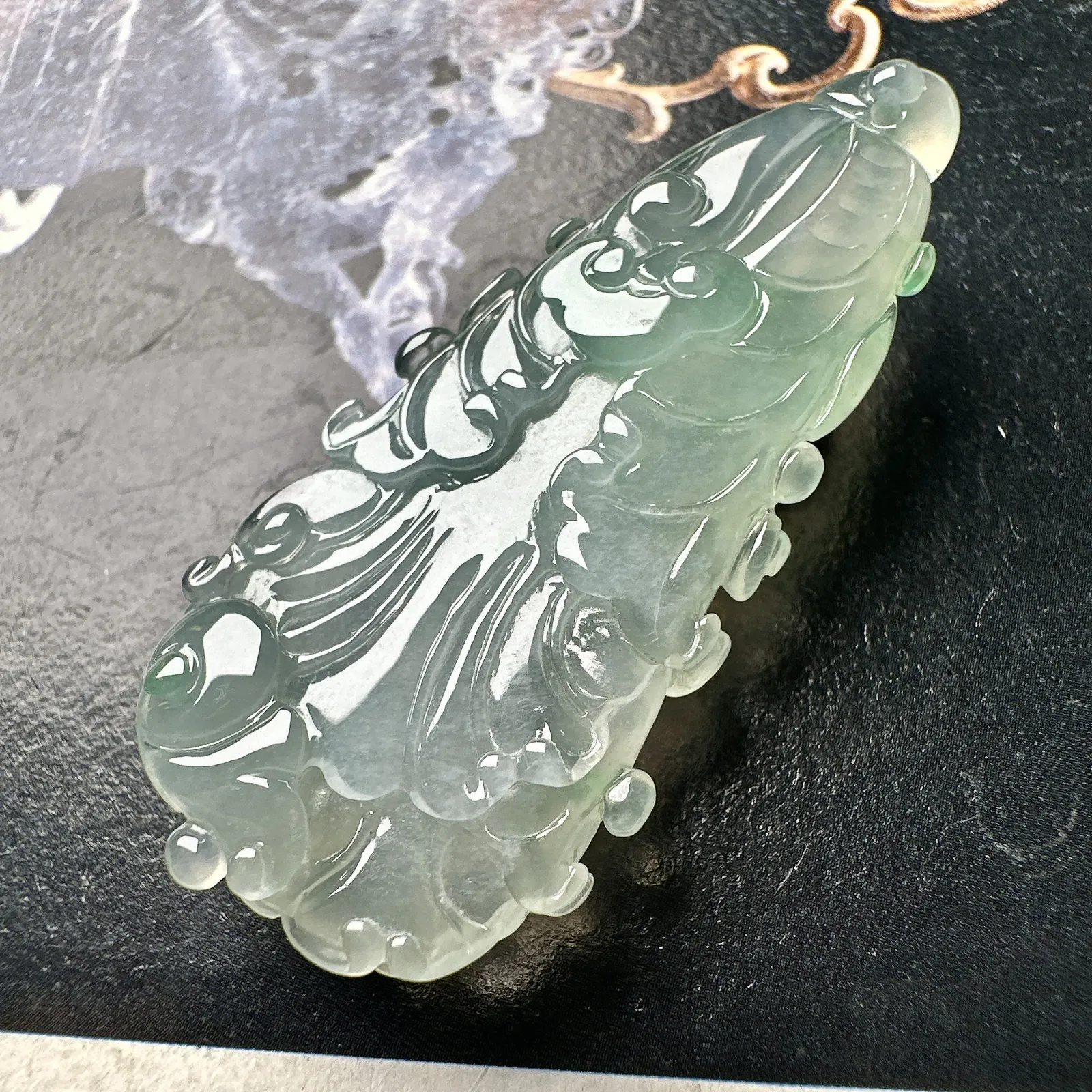 【冰种飘绿白菜】冰感强烈，质地细润通透，起胶。雕琢得很有立体感，品质上佳