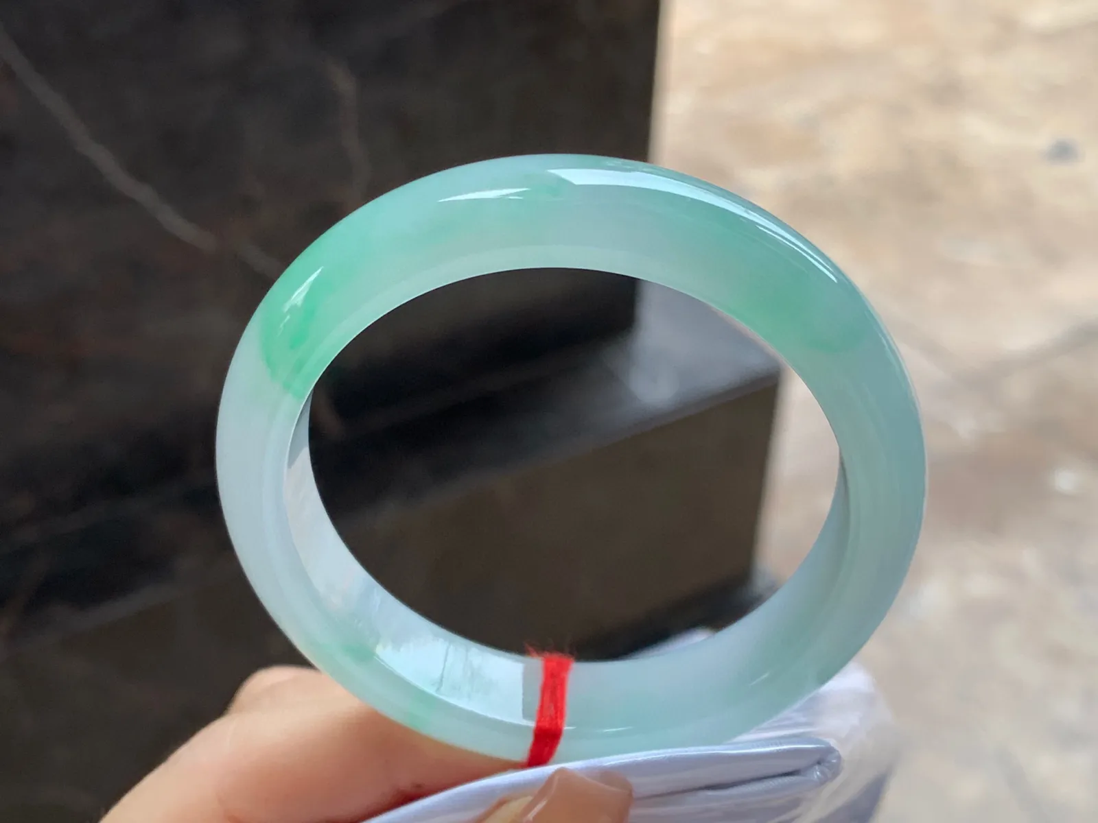 冰飘绿手镯
尺寸：54-12.3-7.8mm
有种有色～甜甜的料子上手美丽 推荐哦