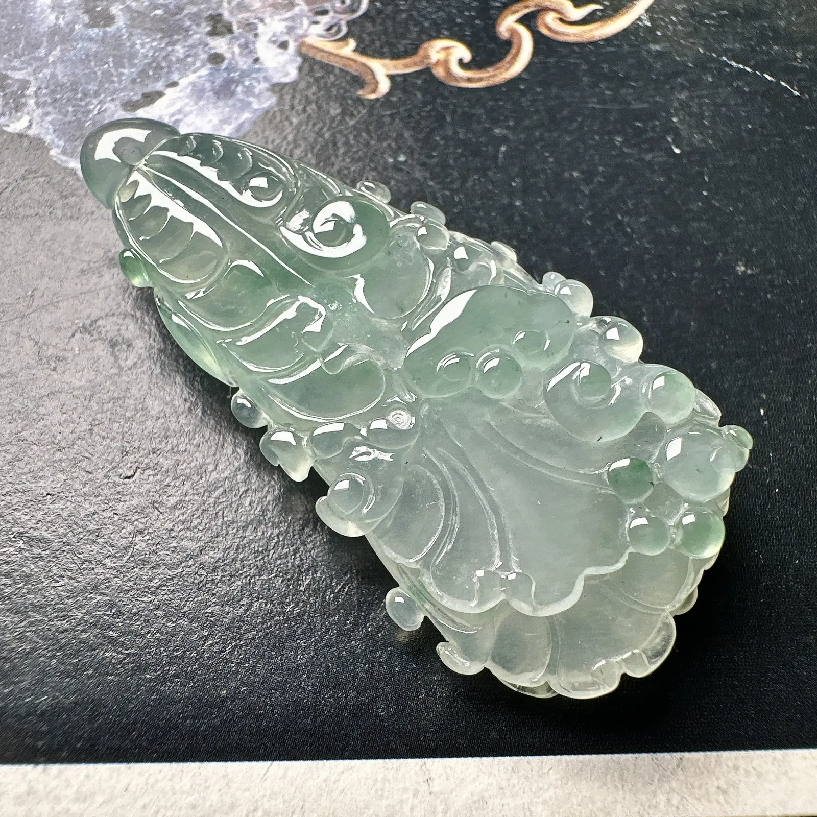 【冰种飘绿白菜】冰感强烈，质地细润通透，起胶。雕琢得很有立体感，品质上佳