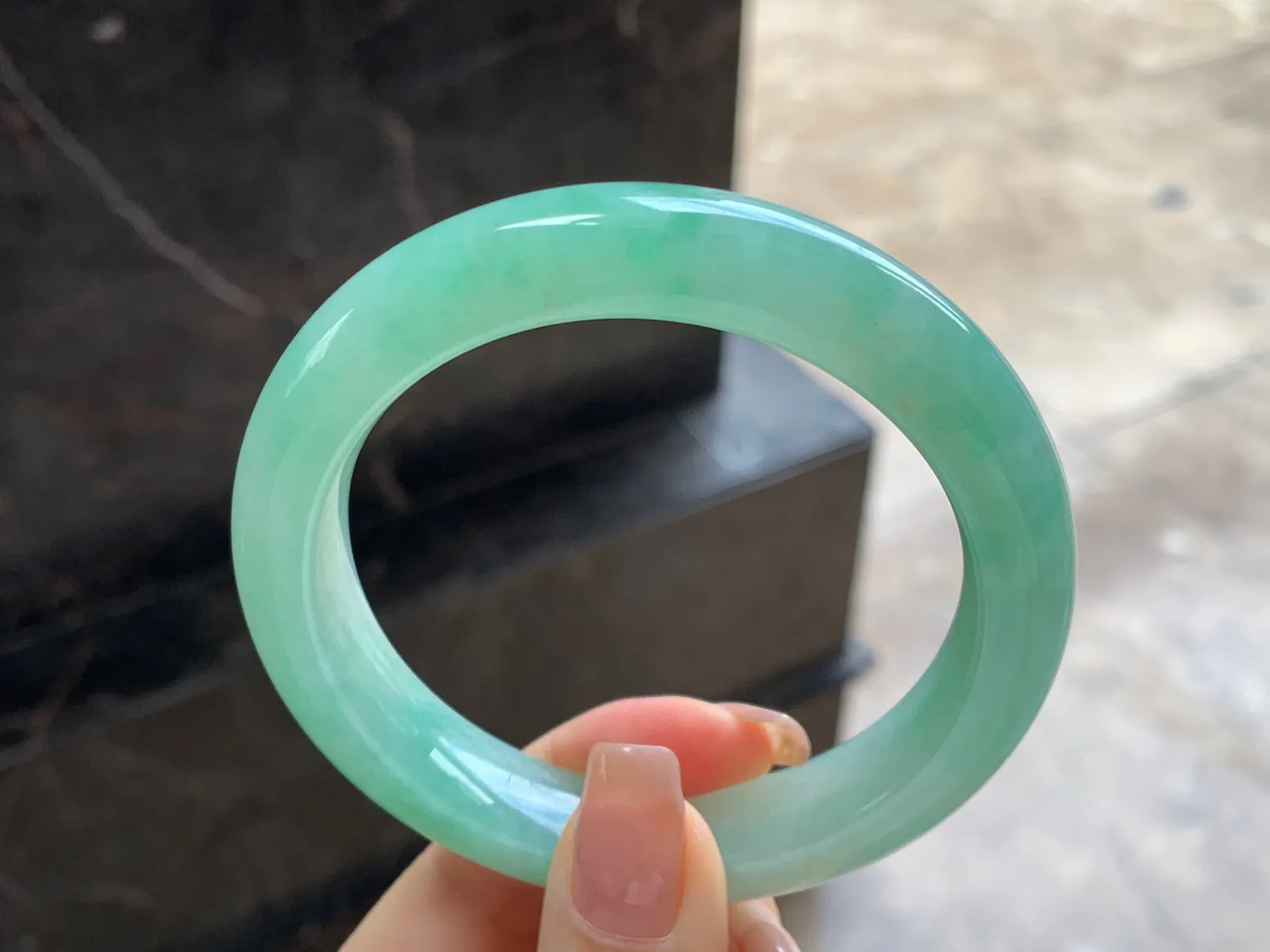 带色手镯
尺寸：58.7-12-9.9mm
底子细腻干净～有种有色 上手好看 性价比哦