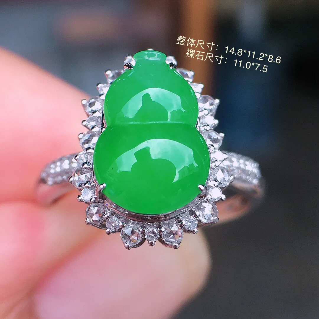 阳绿葫芦戒指，色泽均匀艳丽，玉质细腻，荧光感超
强，饱满水润，气质满满。18k
金豪华镶嵌