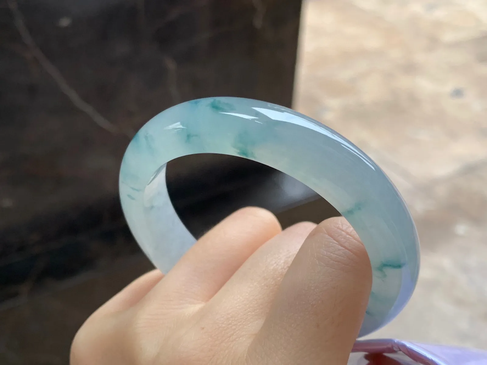 冰种飘花手镯
尺寸：54.5-12.7-8.5mm
种水好 胶胶润润的料子