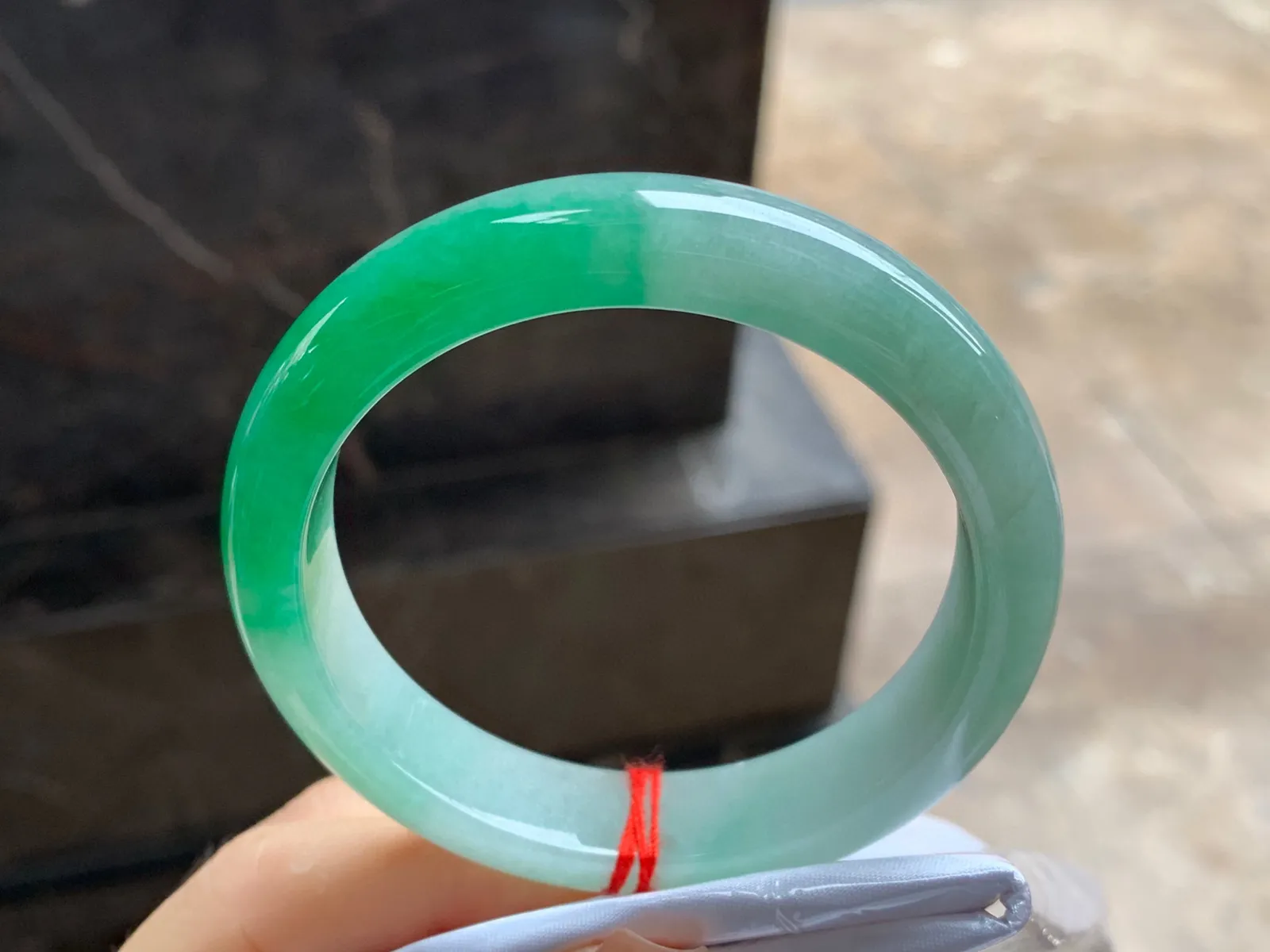 辣绿色手镯
尺寸：55-12.3-8.3mm
肉质细腻干净～一段绿色浓郁漂亮