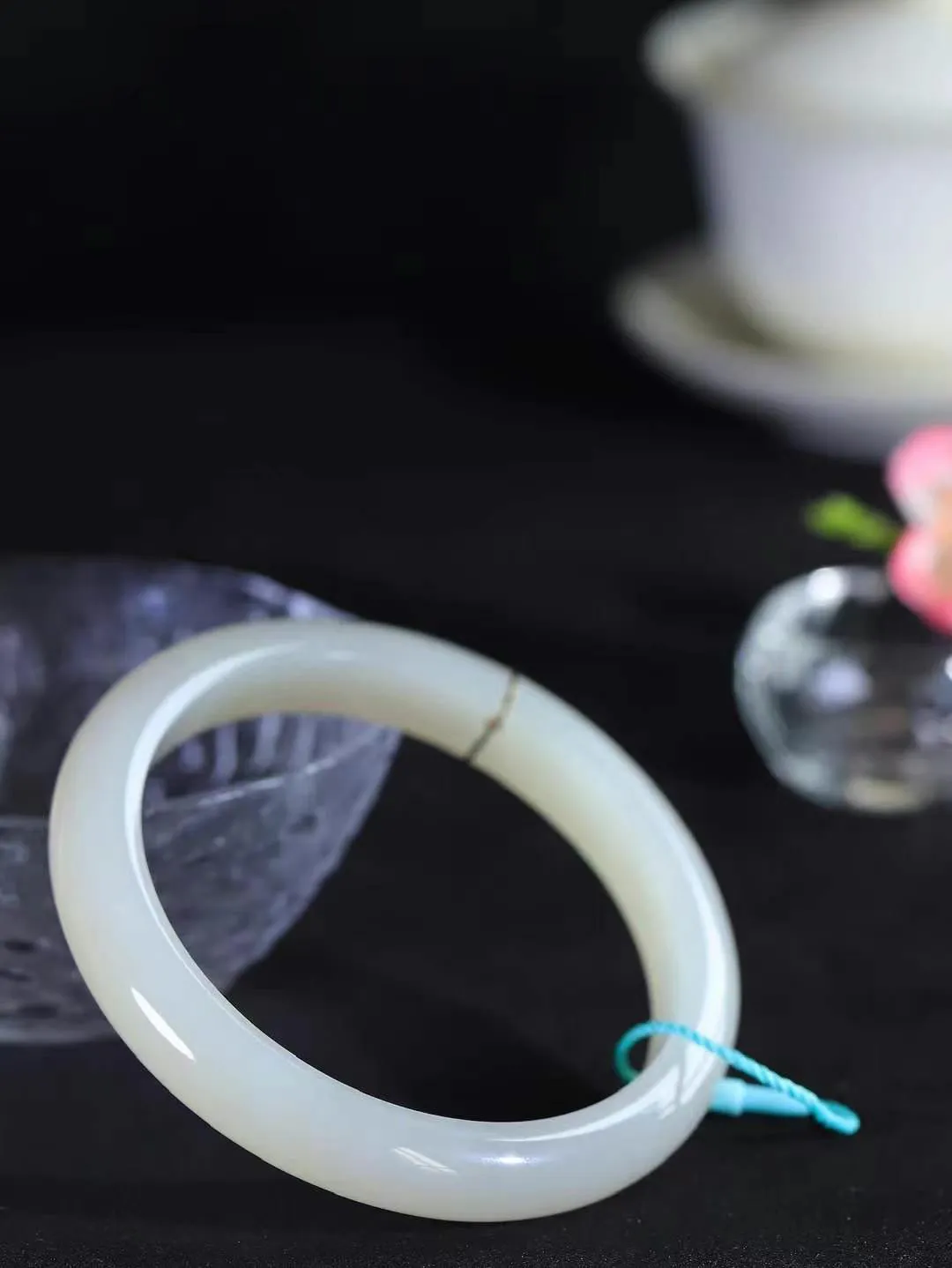 （一见倾心.手镯）

精品和田玉手镯，玉质温润细腻 油性十足 手感舒适，高华雅逸，线条流畅，简约大气，美自天成，素雅高贵。佩戴于腕间，婉约之美，举手投足间透出那低调奢华。重53.8克  尺寸63.5-11.4-8.4mm FDL-7960200