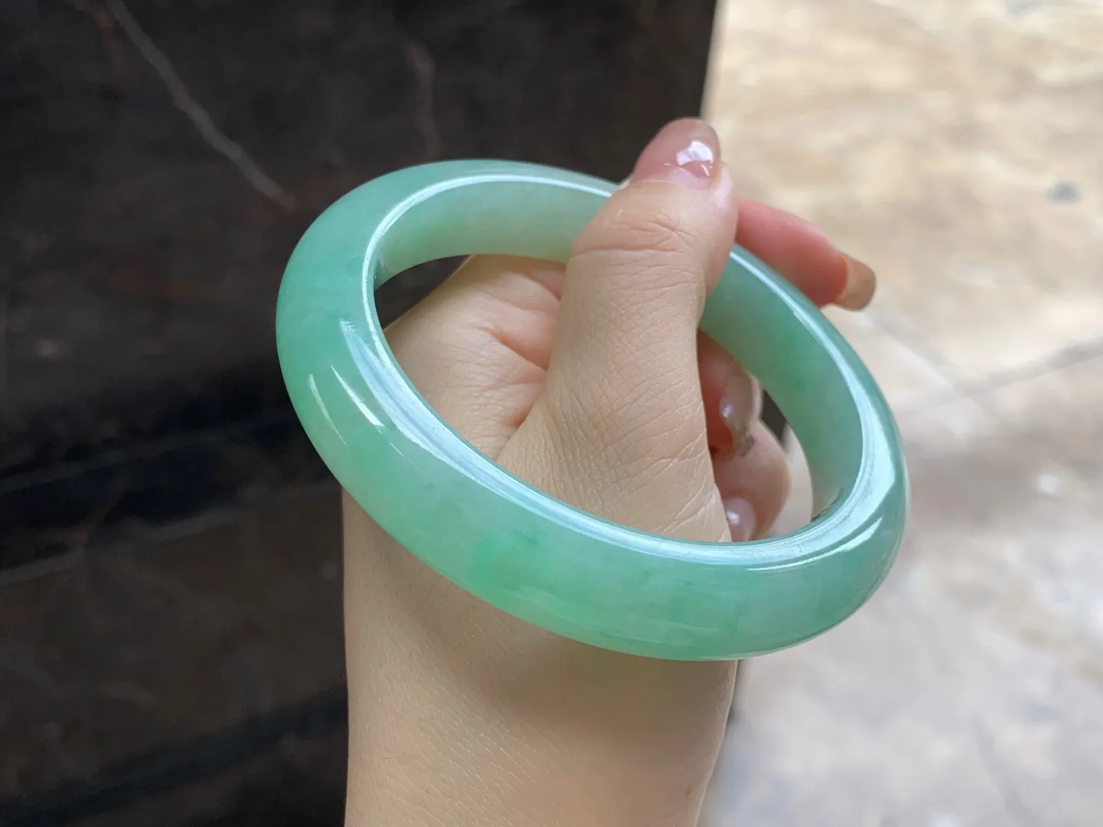 带色手镯
尺寸：58.7-12-9.9mm
底子细腻干净～有种有色 上手好看 性价比哦