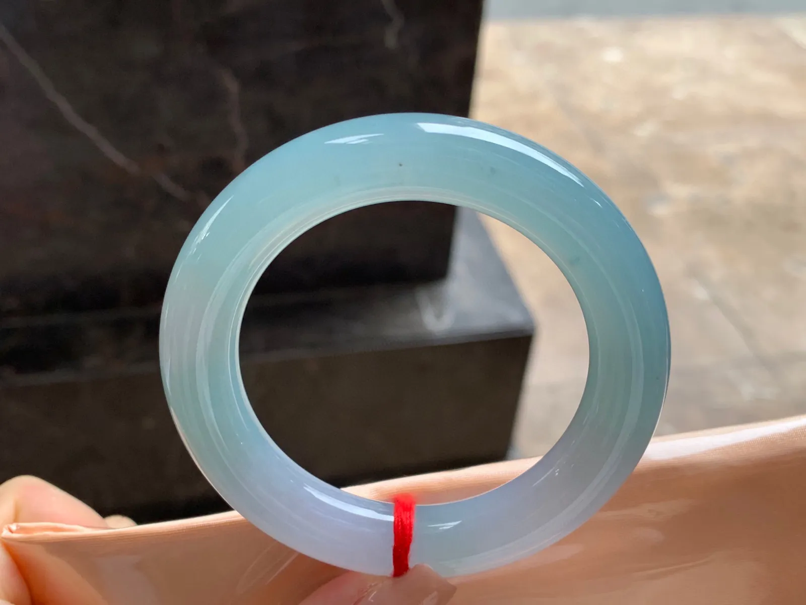 晴水圆条手镯
尺寸：55-12.3mm
种水好 纯纯的