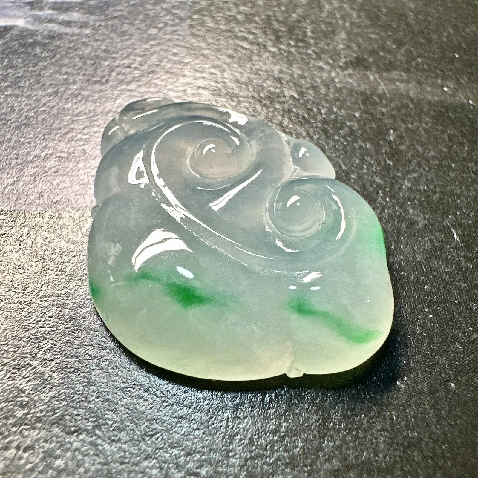 【冰种飘绿如意】质地细腻，冰度很足，饱满度很好