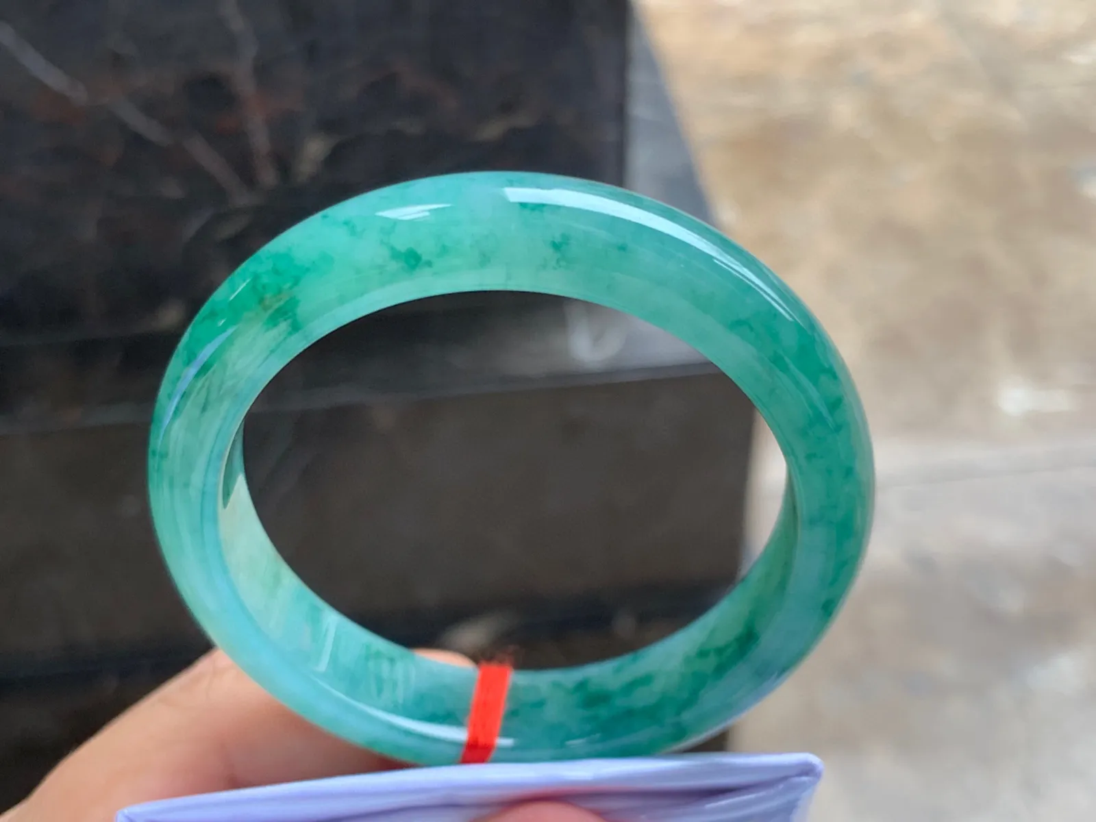 56-10mm
冰种橄榄绿圆条手镯 冰透起光 起胶的料子 颜色独特漂亮