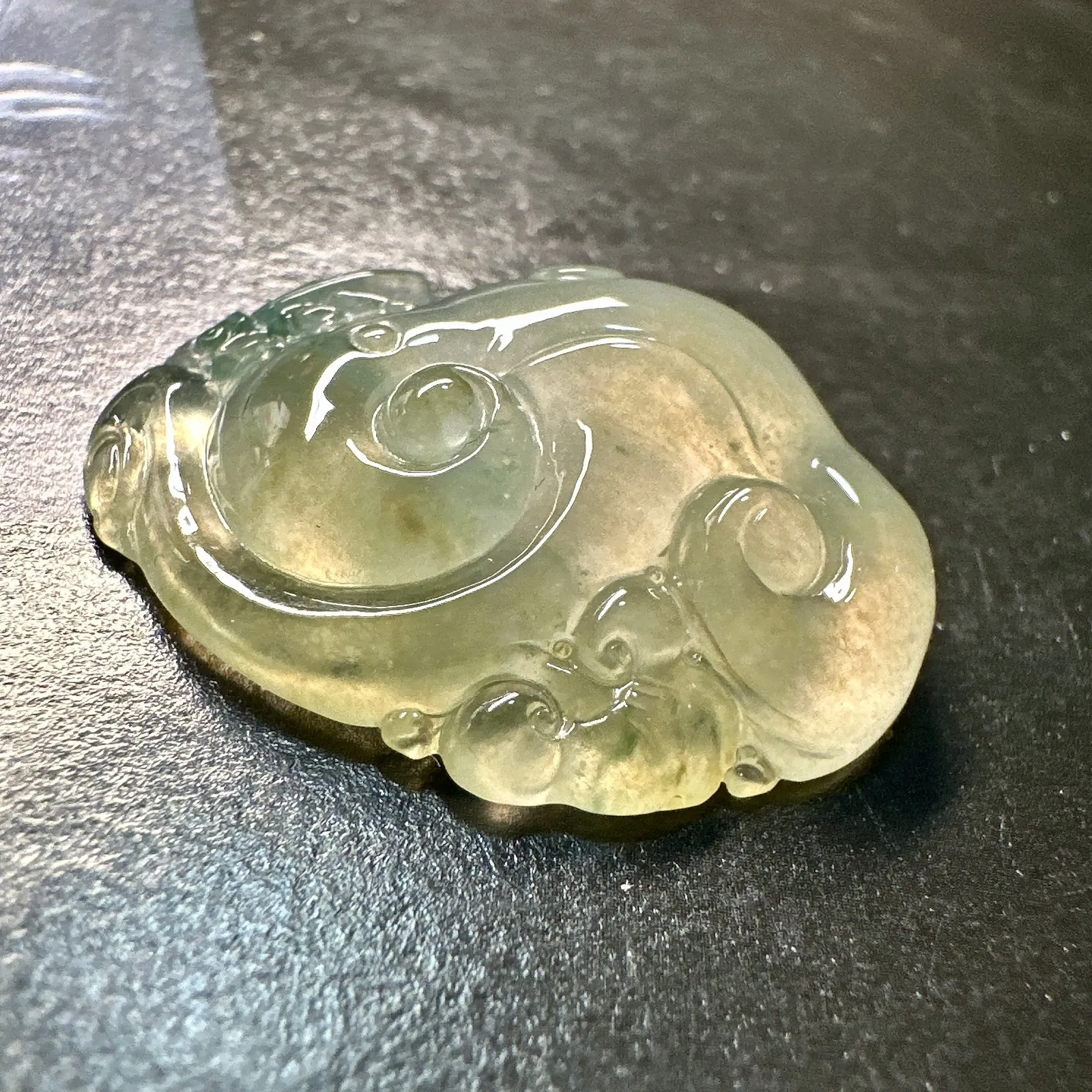 【冰种黄翡如意】质地细腻，冰度很足，饱满度很好，上面雕刻一鸣惊人