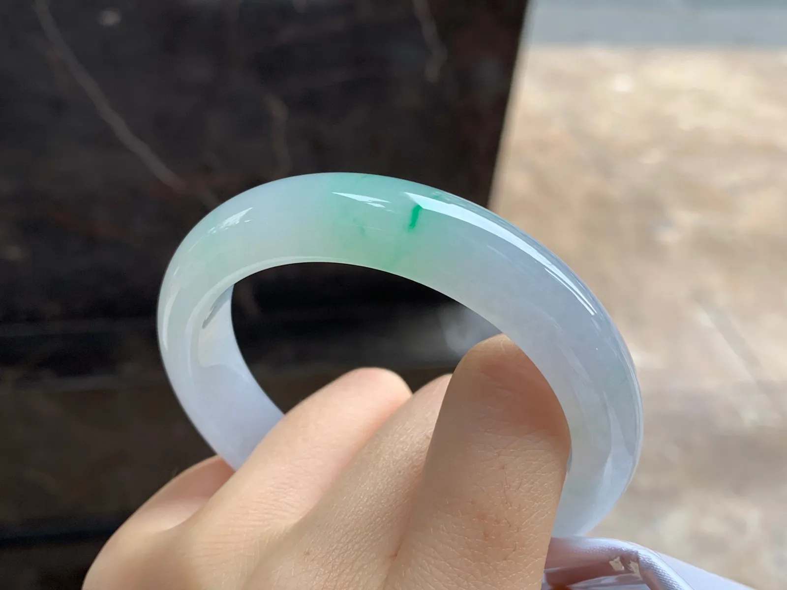 金丝绿手镯
尺寸：55.5-12.2-8.7mm
有种有色～很漂亮的料子上手好看