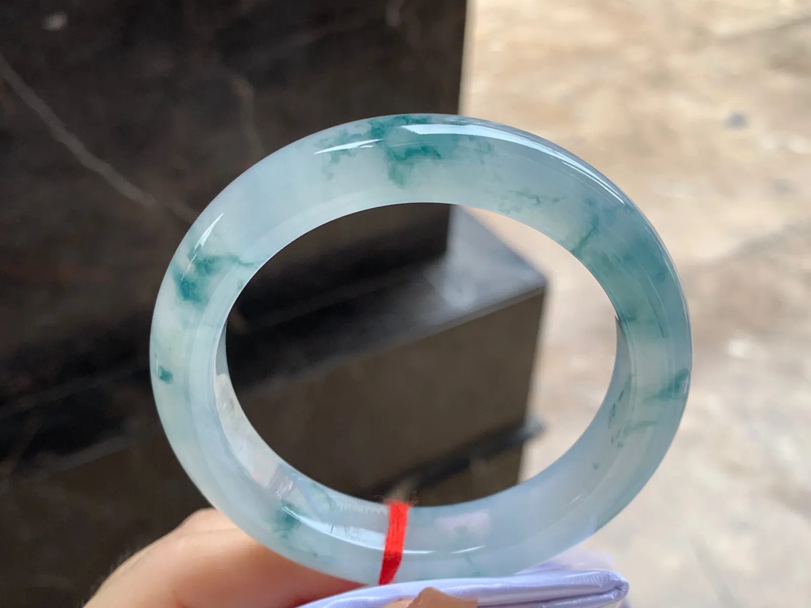 冰种飘花手镯
尺寸：56.4-12.2-9.3mm
冰味十足～飘花浓郁