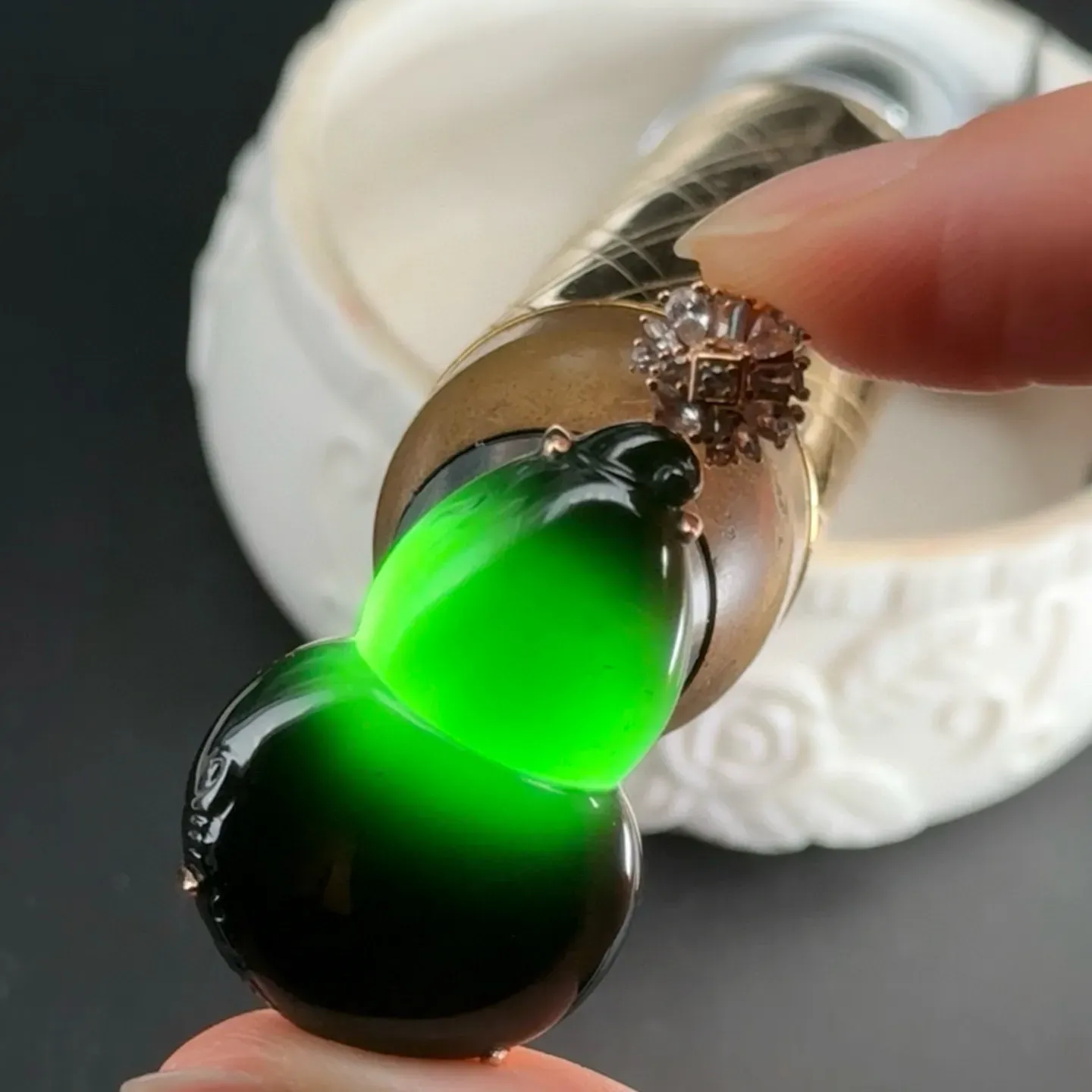 精品18k墨翠葫芦吊坠 种好色正 黑度极好 打灯通透 油性十足 尺寸40.5