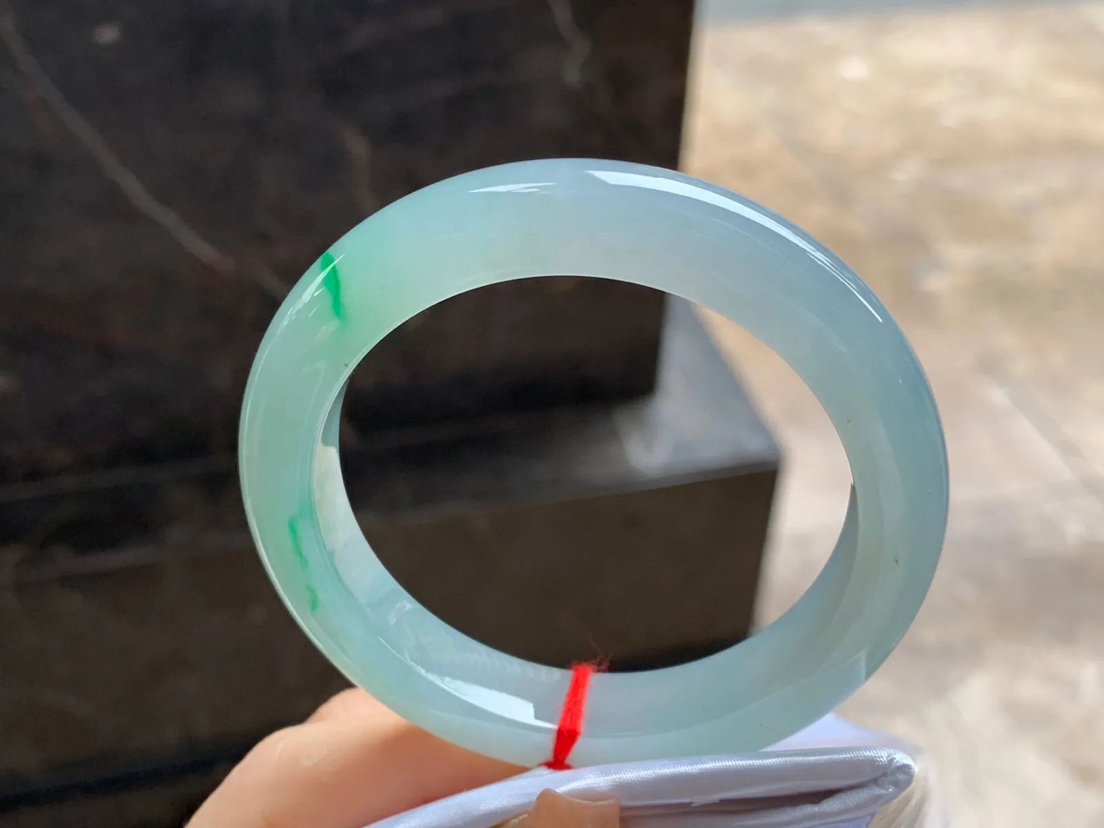 阳绿色手镯
尺寸：55.6-11.3-9.6mm
有种有色～上手好看