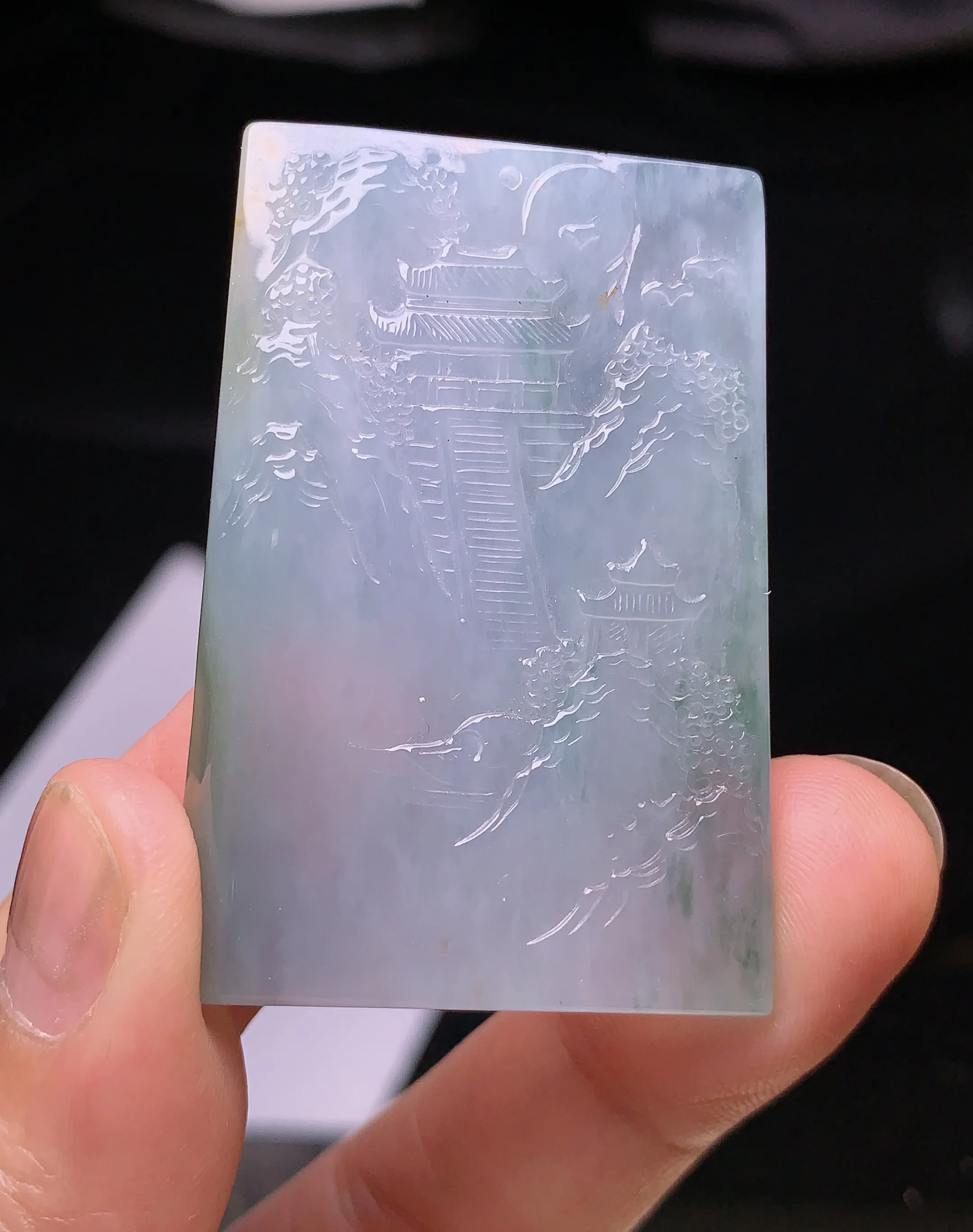 飘绿山水牌子吊坠 玉质细腻 色泽艳丽 整体尺寸46.1*32*5