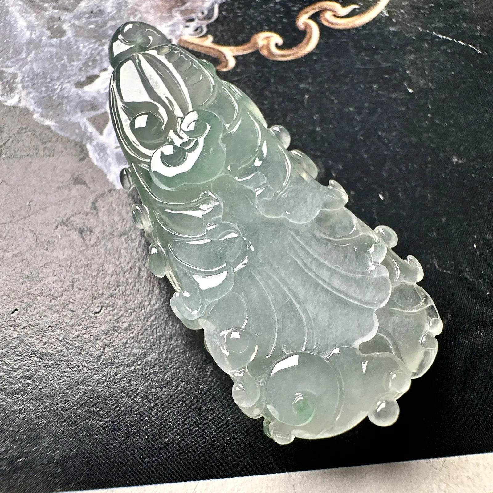 【冰种飘绿白菜】冰感强烈，质地细润通透，起胶。雕琢得很有立体感，品质上佳