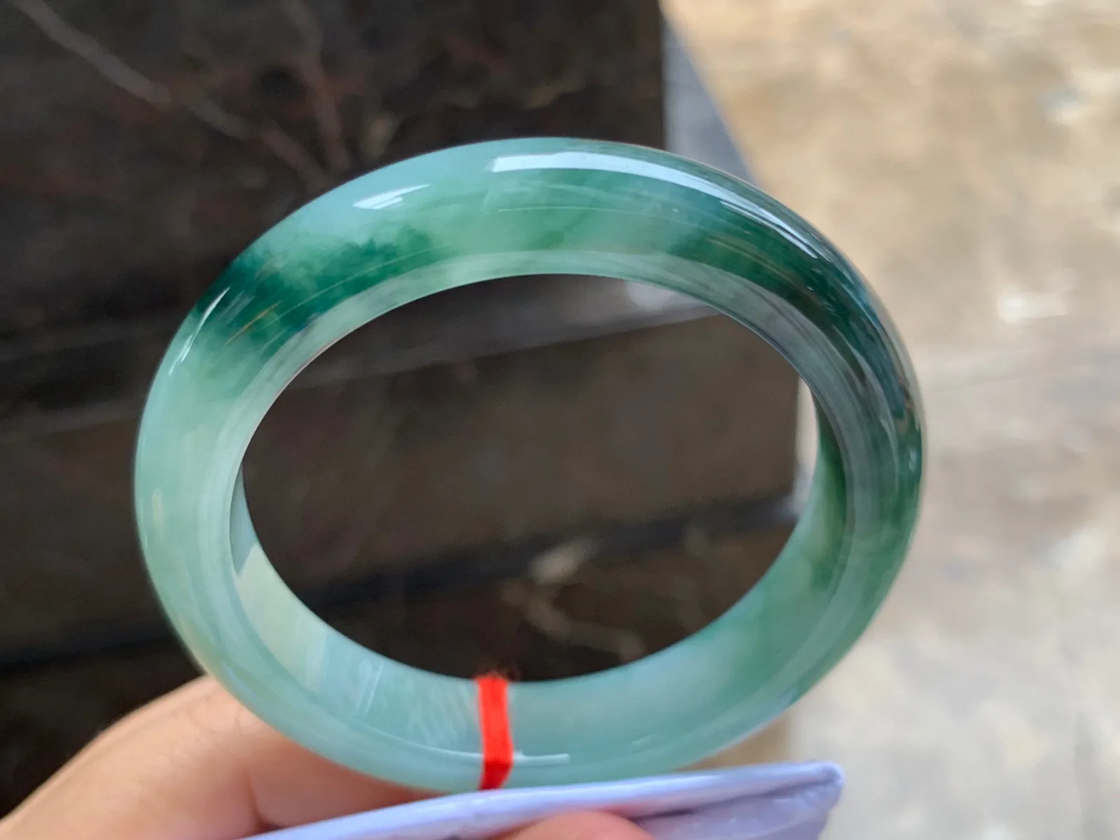56.5-12.5-9mm
飘花手镯 底子细腻 花色浓郁