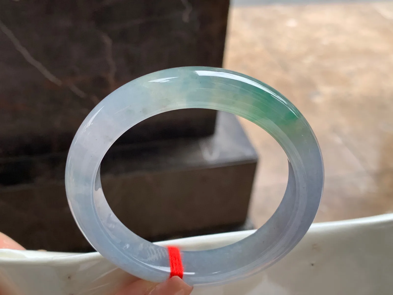 三彩特色镯
尺寸：58.2-12.2-9.5mm
水润十足～有特色的料子