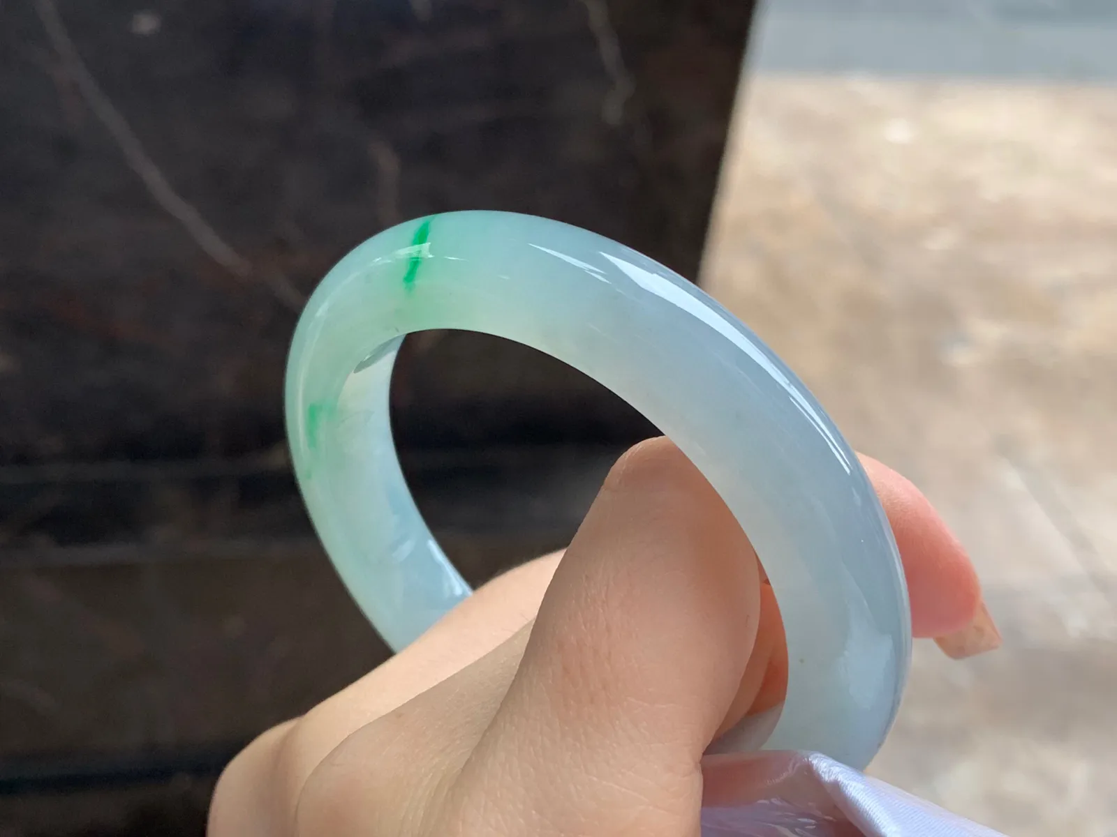 阳绿色手镯
尺寸：55.6-11.3-9.6mm
有种有色～上手好看