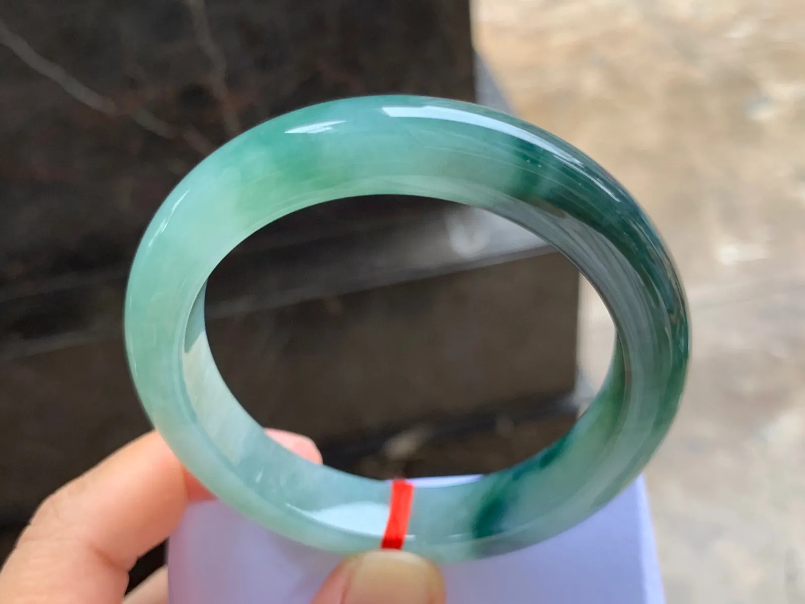 56.5-12.5-9mm
飘花手镯 底子细腻 花色浓郁