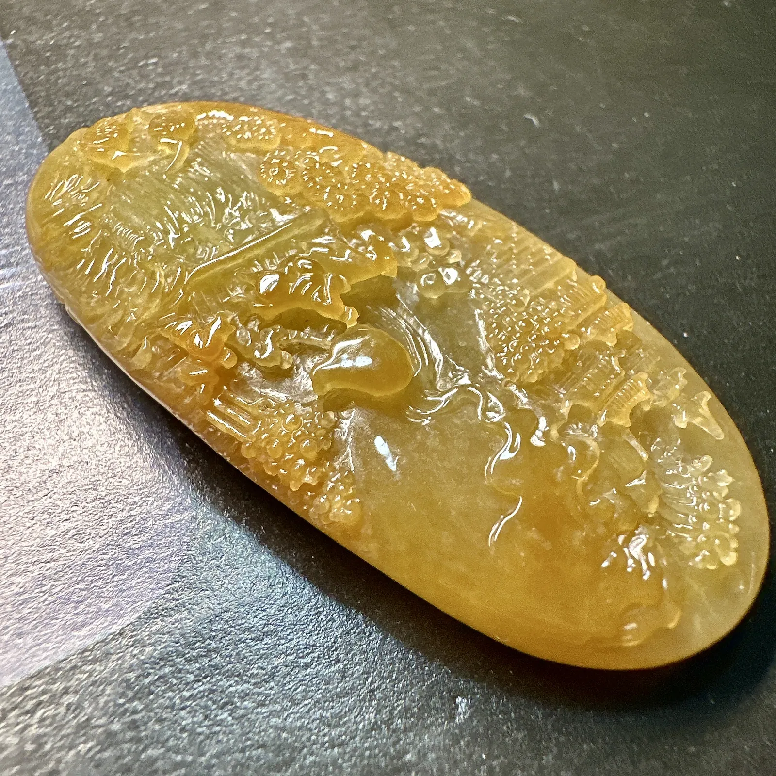 【冰糯种黄翡山水牌】特色件，质地细腻，水润感好，雕琢非常精细，背面雕刻盘龙