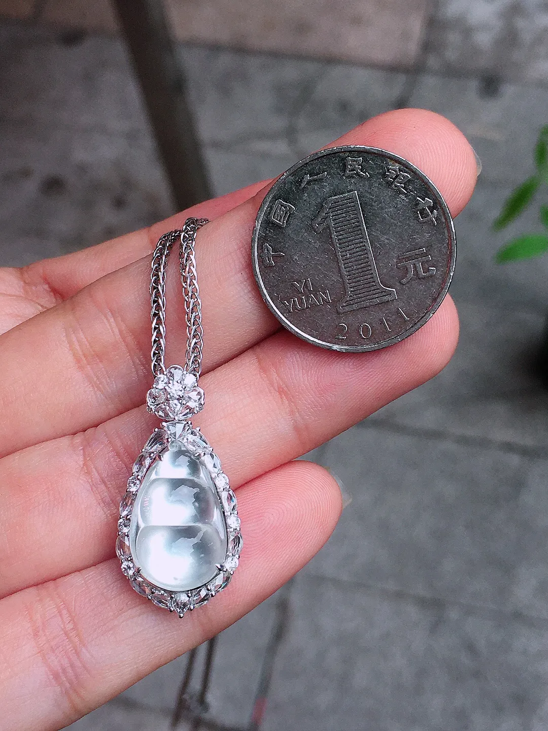 玻璃种福豆吊坠，玉质细腻，荧光感超
强，饱满水润，气质满满。18k
金豪华镶嵌