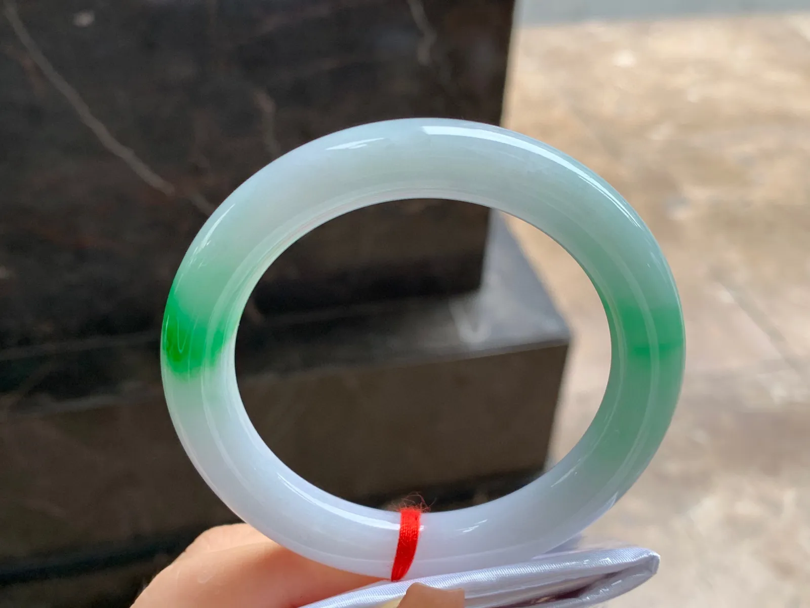 阳绿色圆条手镯
尺寸：55-10mm
底子细腻干净～绿色点缀