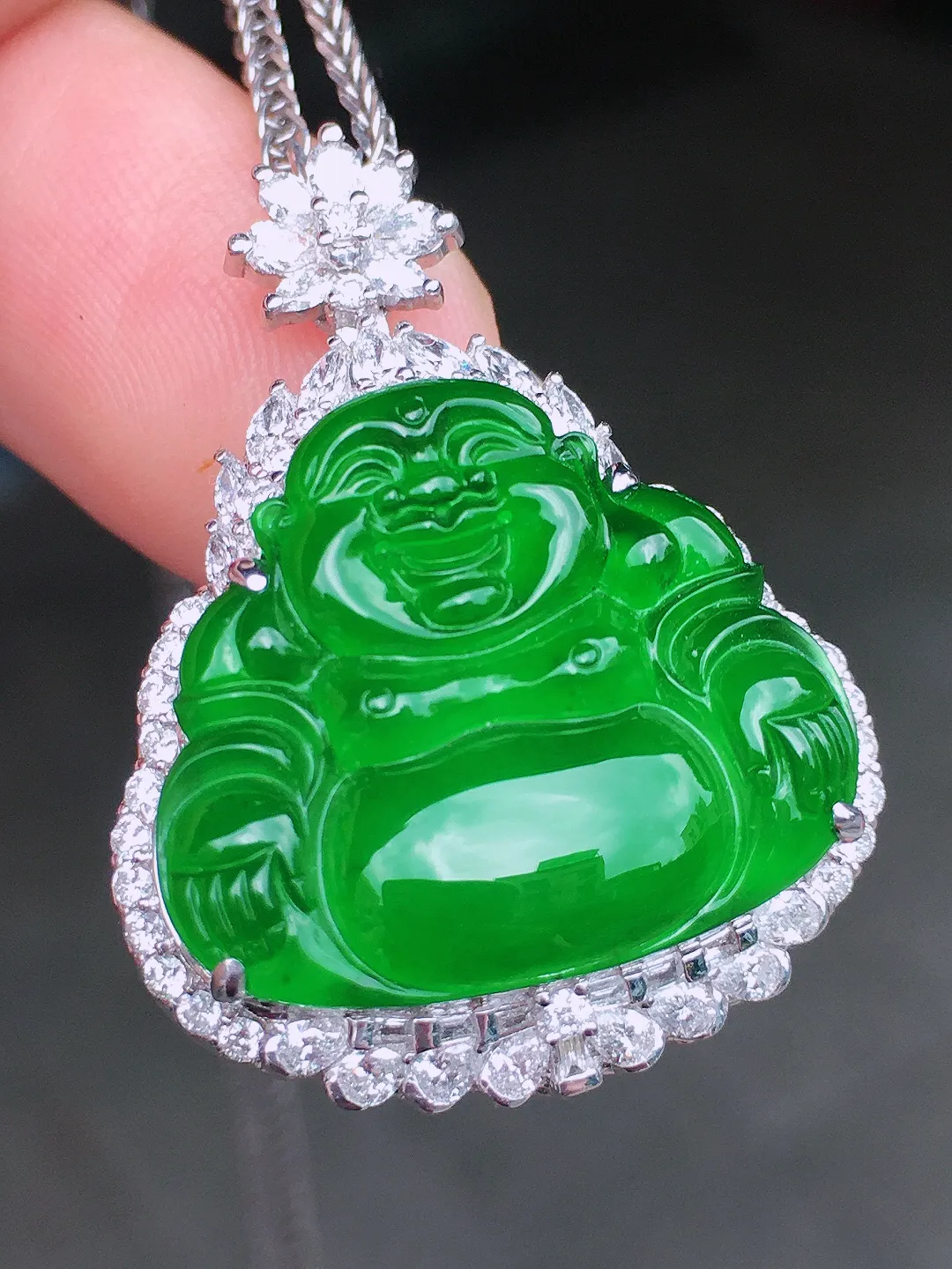 满绿佛公吊坠，色泽均匀浓郁，玉质细腻，荧光感超
强，饱满水润，气质满满。18k
金豪华镶嵌