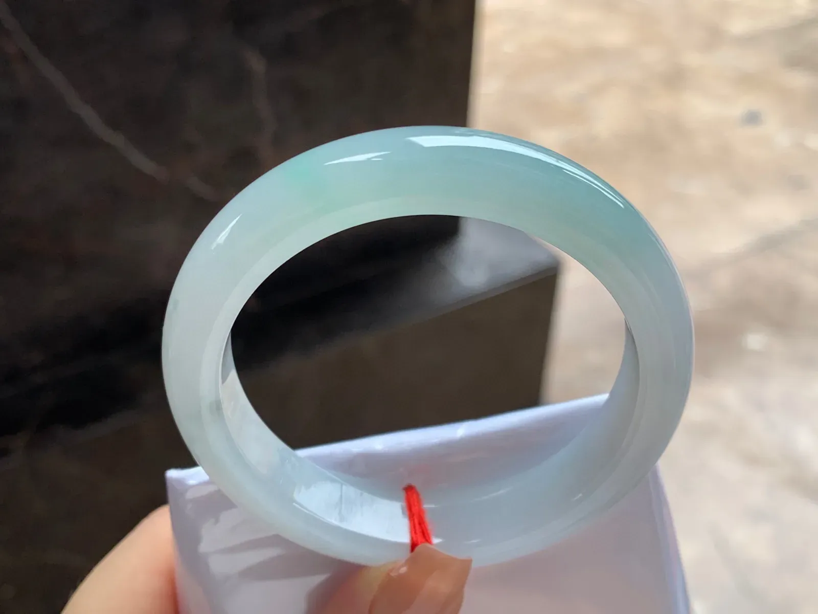 飘绿手镯
尺寸：55.7-12.5-8.5mm
肉质细腻水润～干净清秀