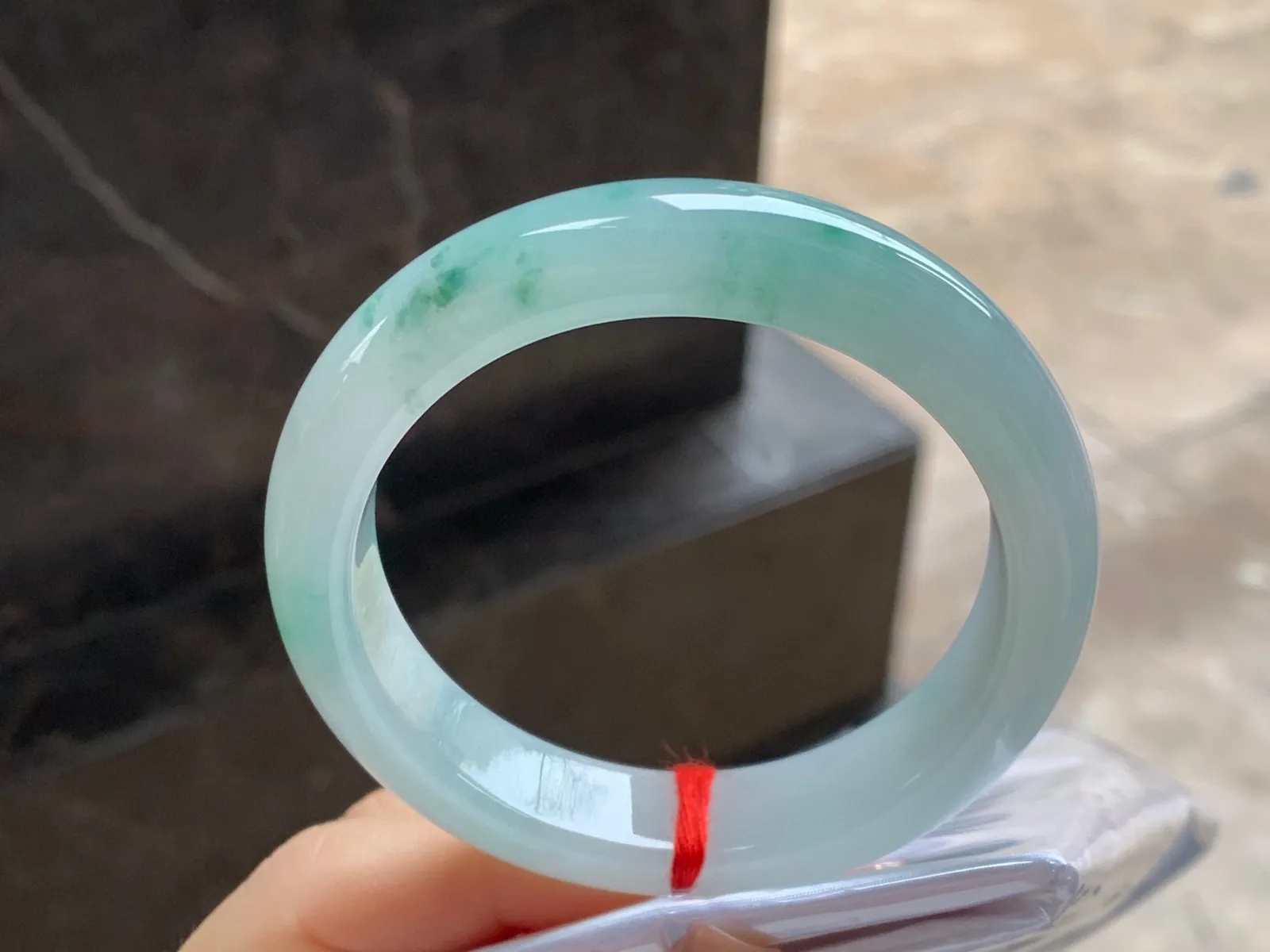 飘花手镯
尺寸：54.8-12.6-8.5mm
肉质细腻干净～水润清秀