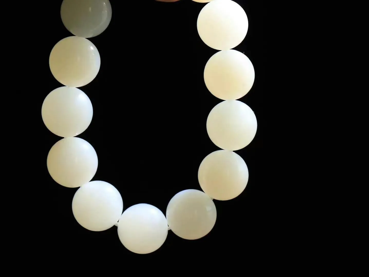 【腕间风华.手串】

货头精选 和田玉白玉手串，天然纯净，玉质细腻，圆润如珠，佩戴于腕间，尽显高贵气质。无论是日常搭配还是重要场合，都是您优雅风范的点睛之笔。重59.5克  尺寸取一14mm  2160254T