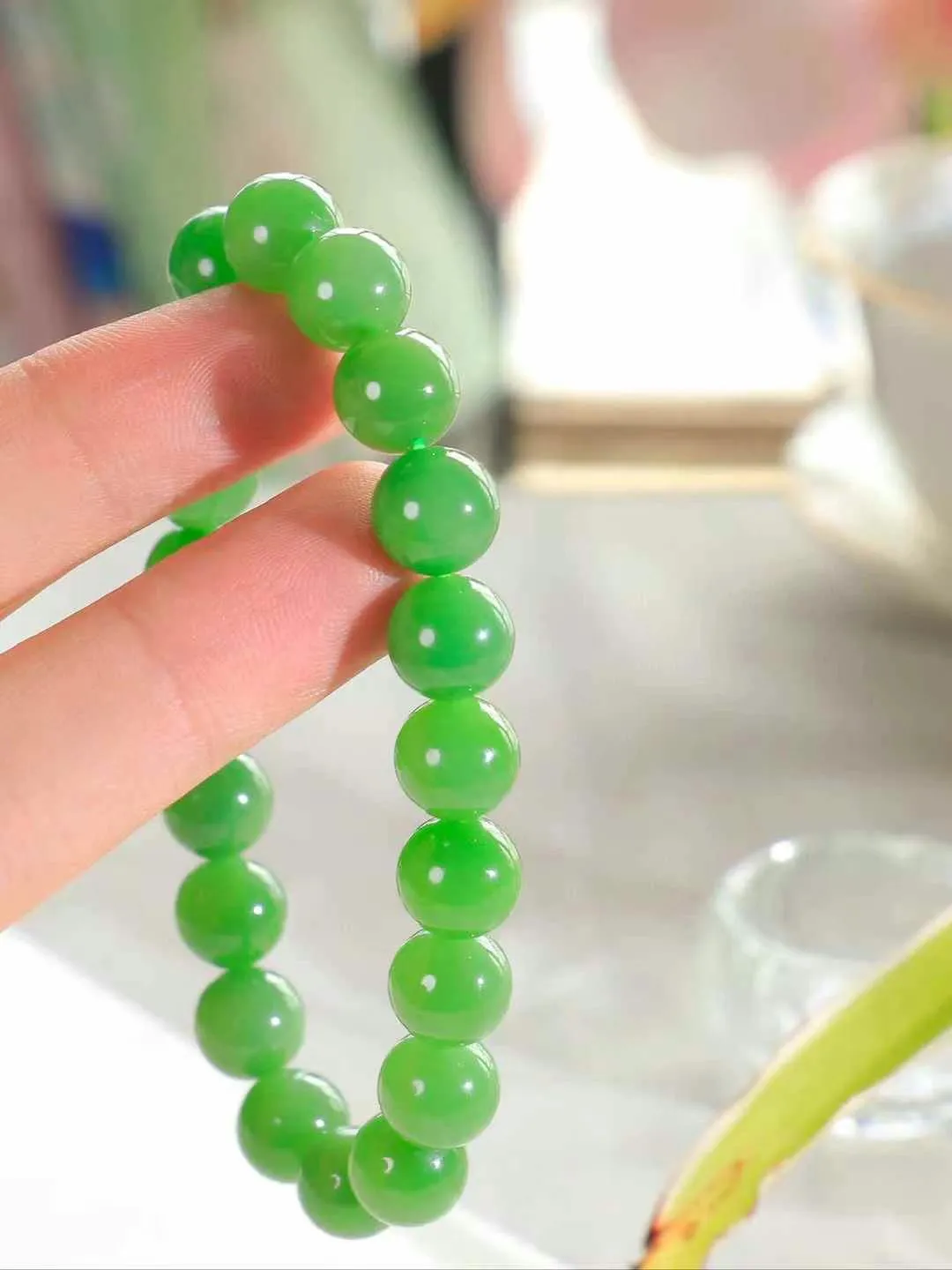 【腕间风华.手串】

精品和田玉碧玉圆珠手串，天然纯净，玉质细腻，圆润如珠，佩戴于腕间，尽显高贵气质。无论是日常搭配还是重要场合，都是您优雅风范的点睛之笔。重30.6克  尺寸取一9.8mm  O21301168A