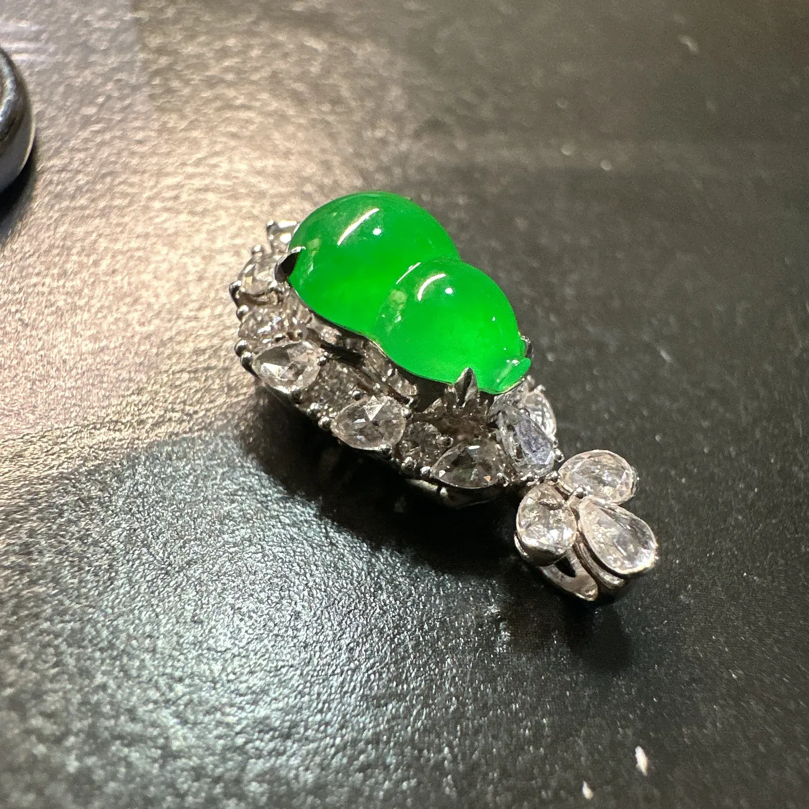 【冰种阳绿葫芦】吊坠戒指两用款，非常纯正，色标级别的阳绿色泽，冰感好，饱满度好，品质之选。18k金钻镶嵌，裸石尺寸10*6.5*3.4毫米。