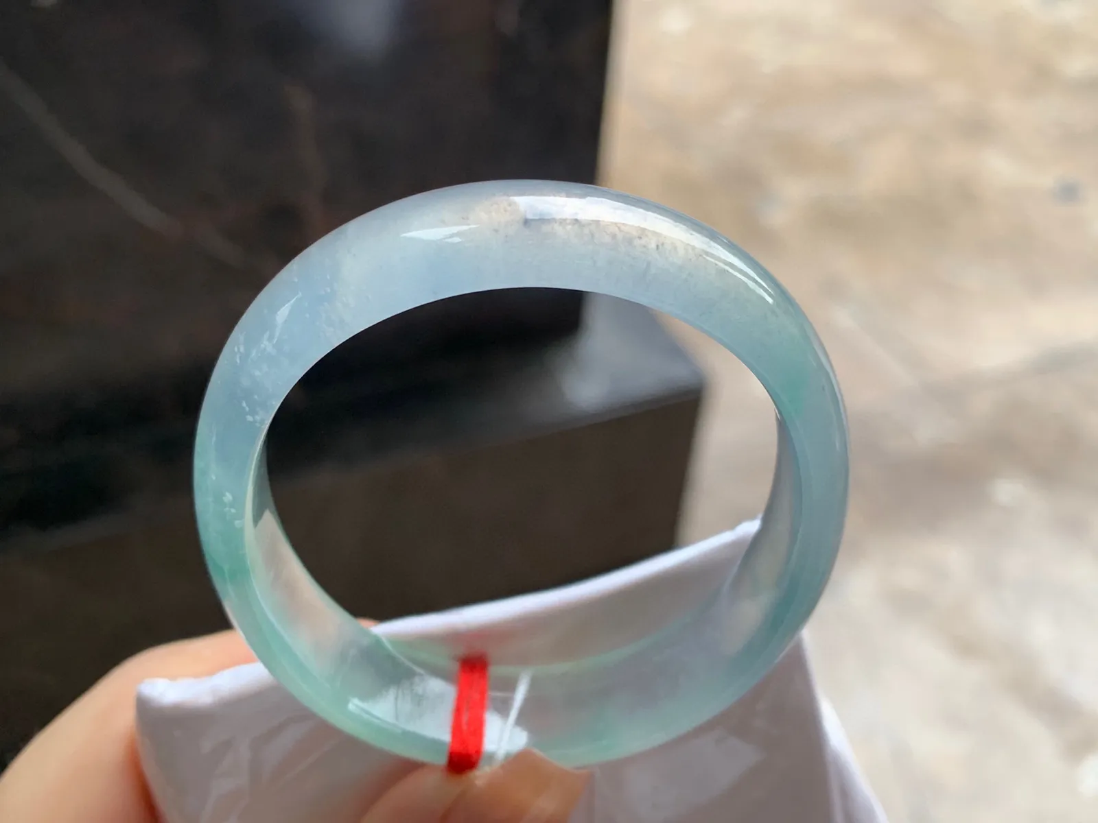 高冰种飘花贵妃镯
尺寸：56.3-13.4-6.3mm
整圈冰透起荧光～正圈53 54 55可以戴贵妃镯，推荐
