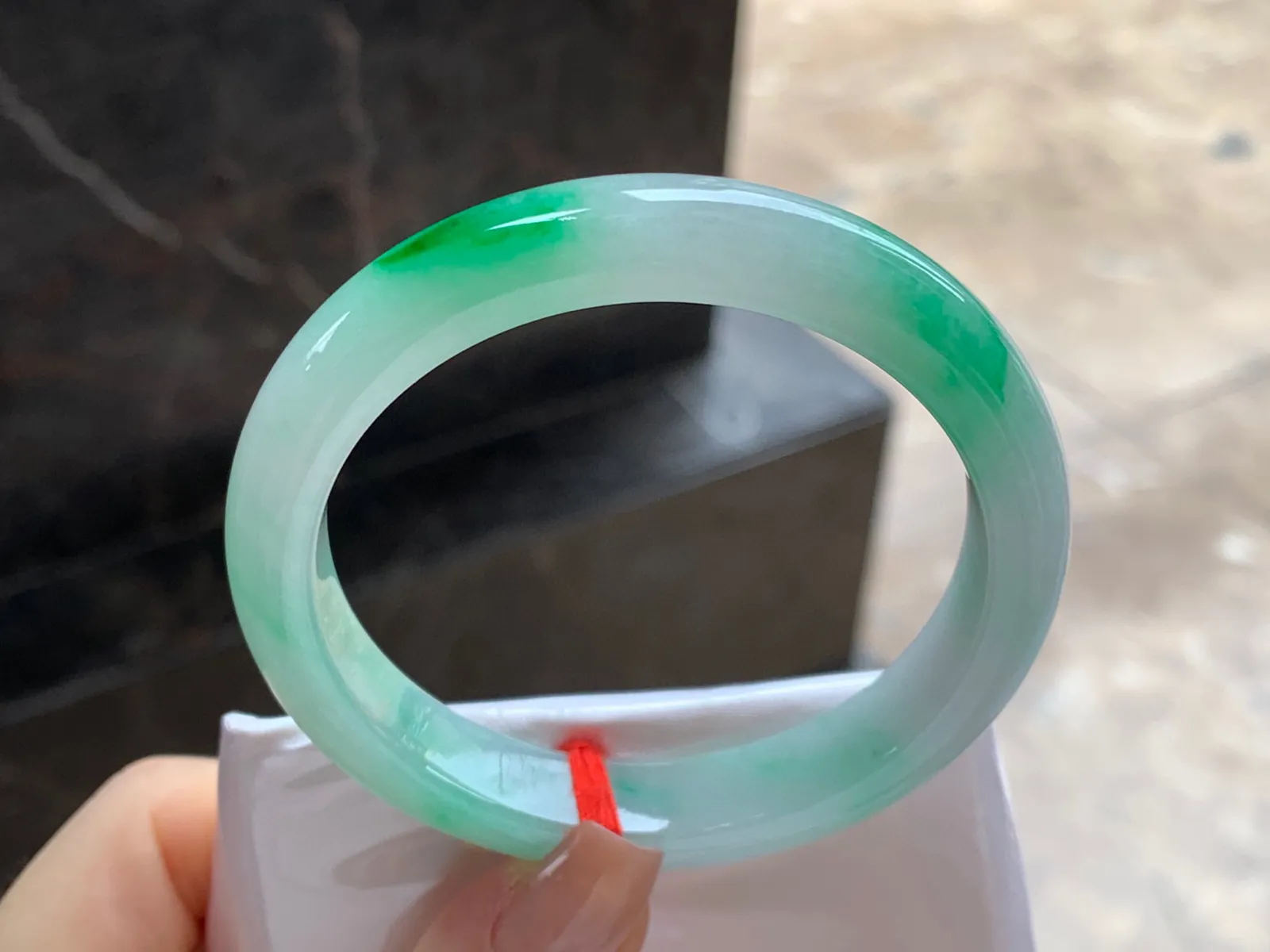 阳绿色手镯
尺寸：55.1-10.1-7.8mm
底子细腻白净～阳绿色点缀