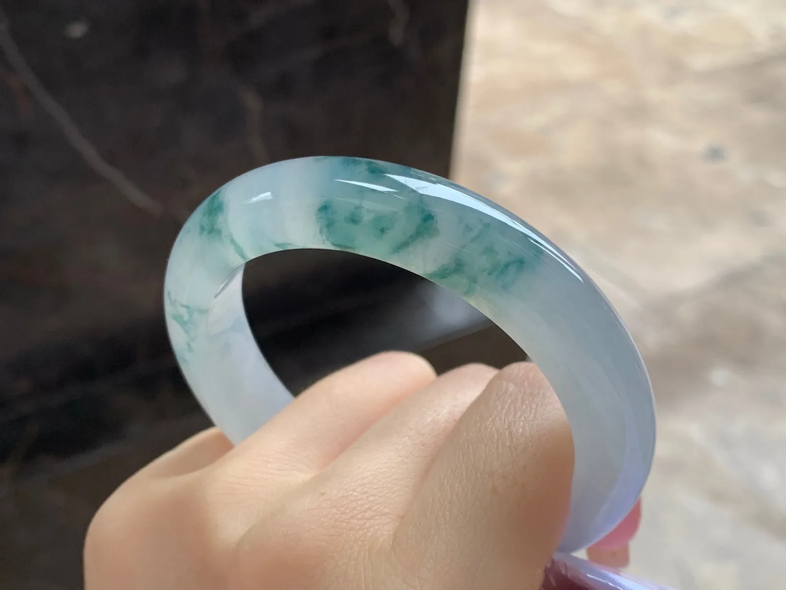 冰种飘花手镯
尺寸：56.2-12.1-9.3mm
冰味十足～飘花浓郁