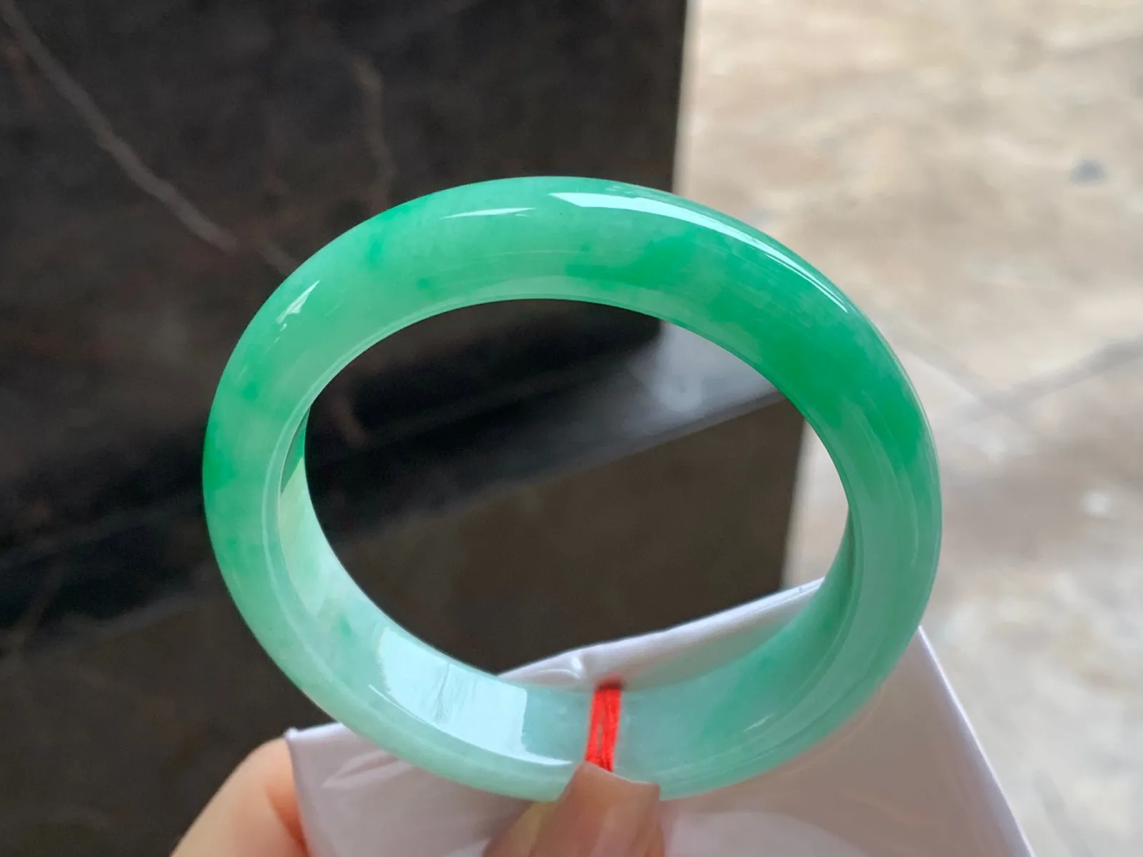 带色手镯
尺寸：55.3-12.7-8.5mm
底子细腻干净～绿色浓郁大力推荐的一支哦 上手好看