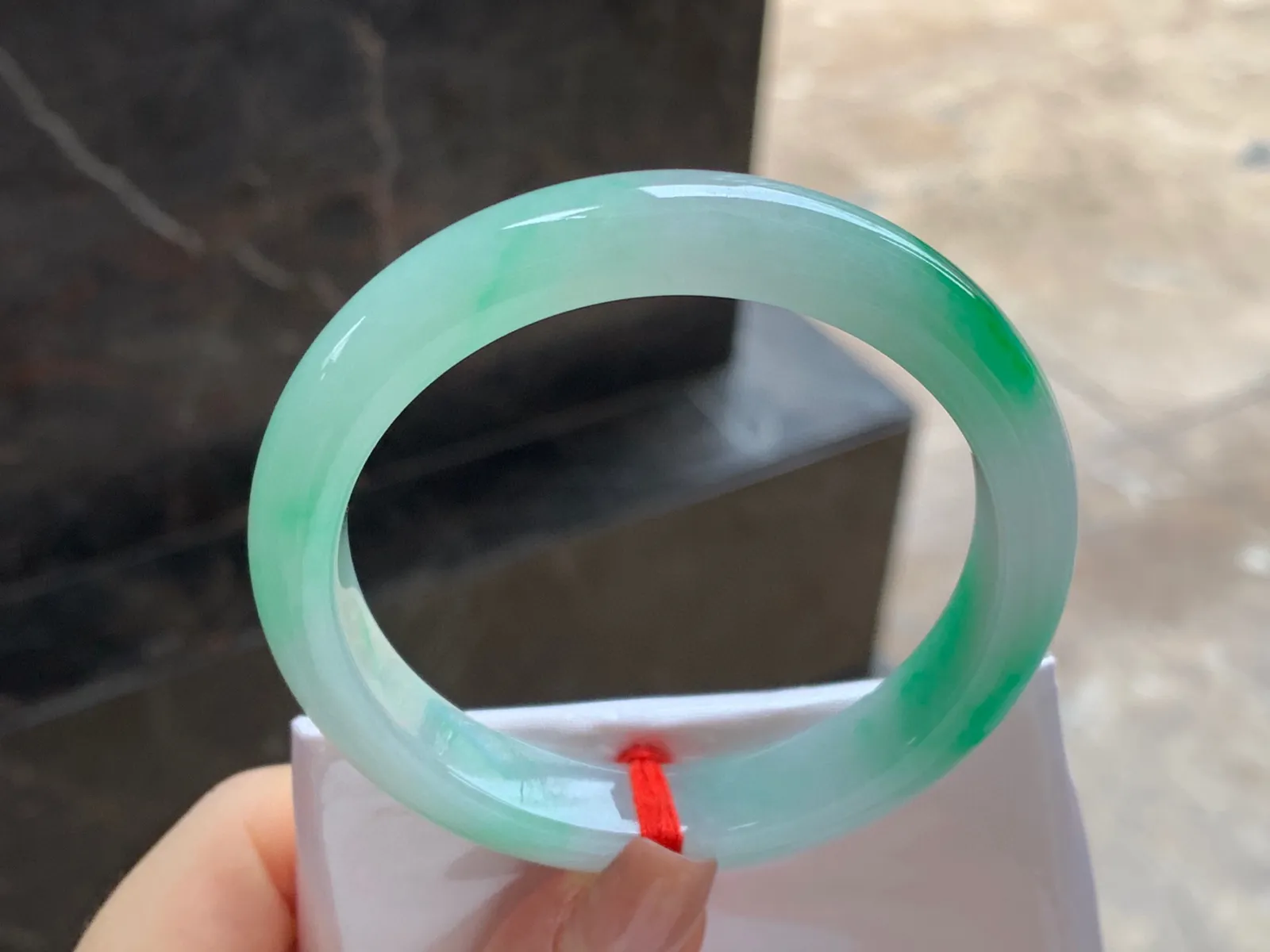 阳绿色手镯
尺寸：55.1-10.1-7.8mm
底子细腻白净～阳绿色点缀