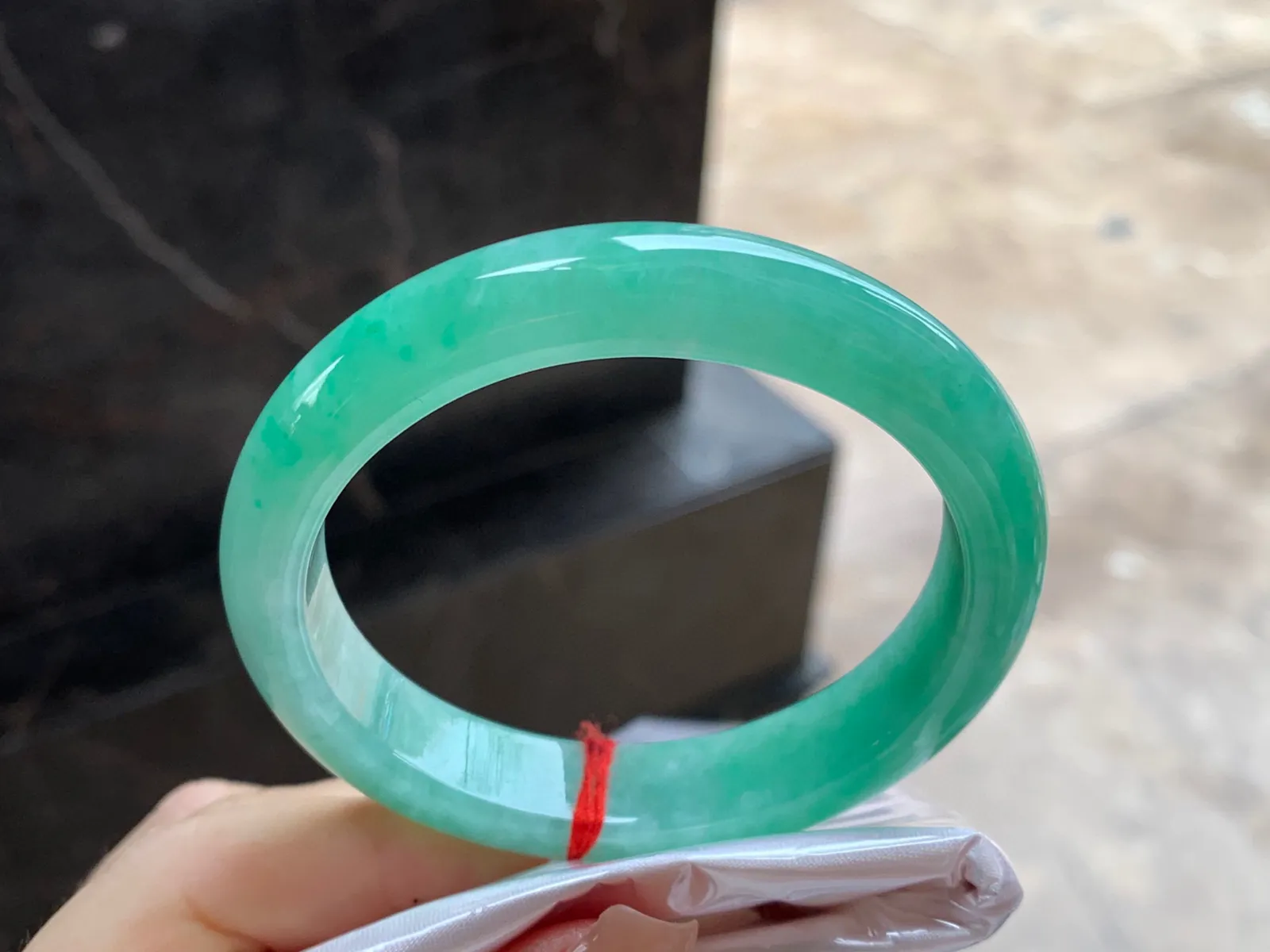 满色贵妃镯
尺寸：55-12-8.2mm
颜色整圈均匀正圈52 53可以戴～