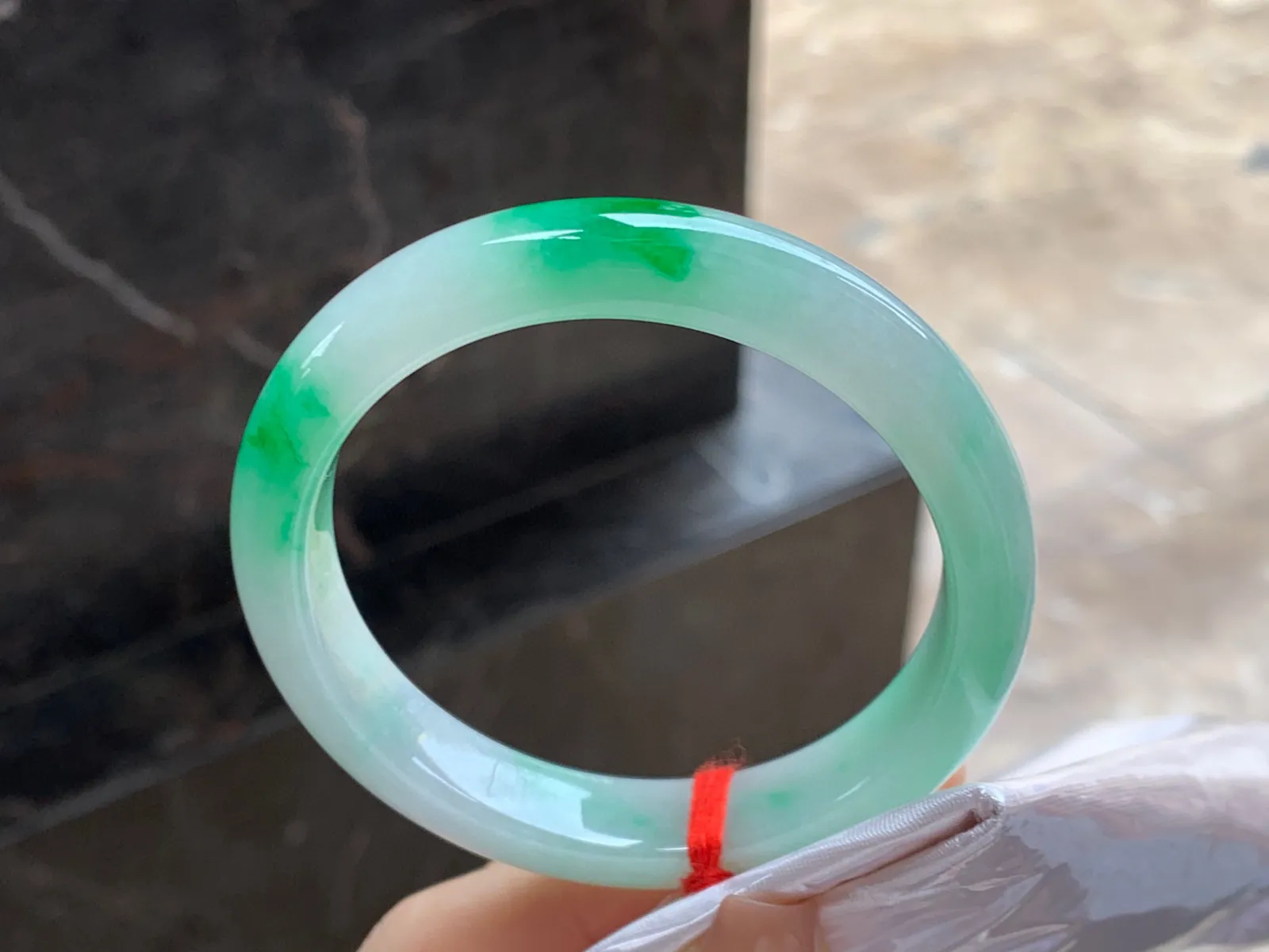 阳绿色手镯
尺寸：55.1-10.1-7.8mm
底子细腻白净～阳绿色点缀
