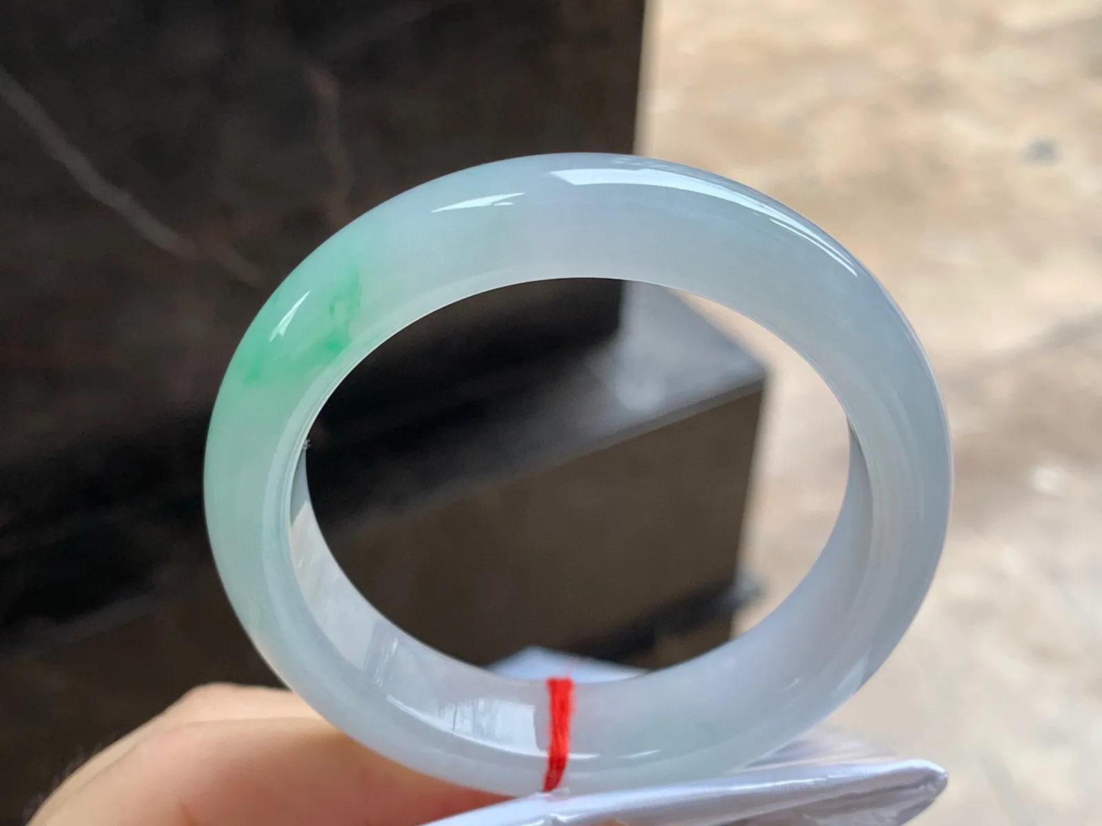 带色手镯
尺寸：51.9-12.8-8.2mm
底子细腻有种水～绿色点缀
