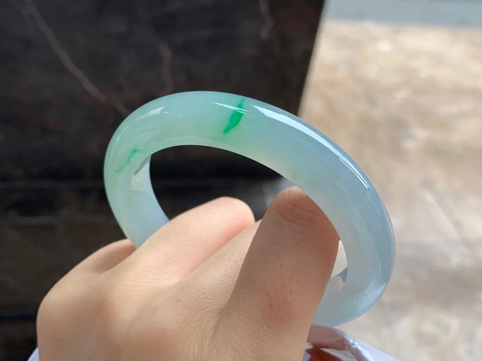 阳绿色手镯
尺寸：55.6-11.3-9.6mm
有种有色～上手好看