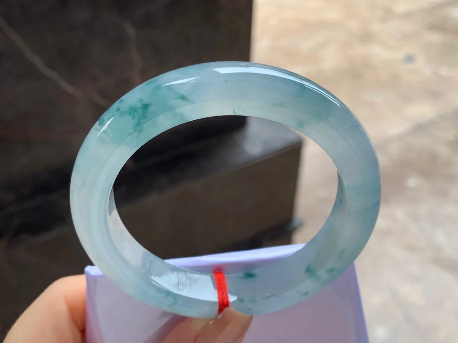 冰种飘花手镯
尺寸：56.4-12.2-9.3mm
冰味十足～飘花浓郁