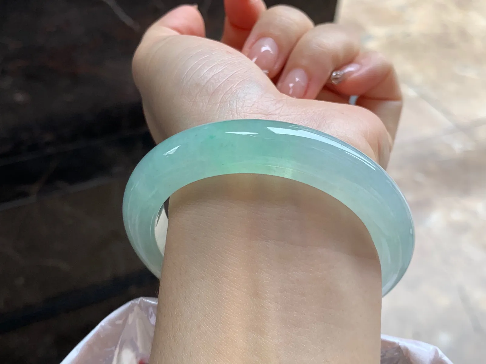 冰晴绿手镯
尺寸：55.6-12-9.5mm
种水好 条形厚实 甜甜的底色 气质