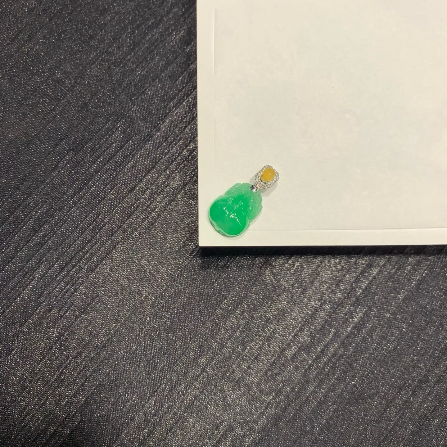 阳绿·貔貅#私人专拍链接#
这抹绿太绝了！浓郁透亮不偏色，是翡翠里妥妥的“贵族色”！嘴衔冰黄翡，好像叼着铜钱，应景又好看，招财不用愁