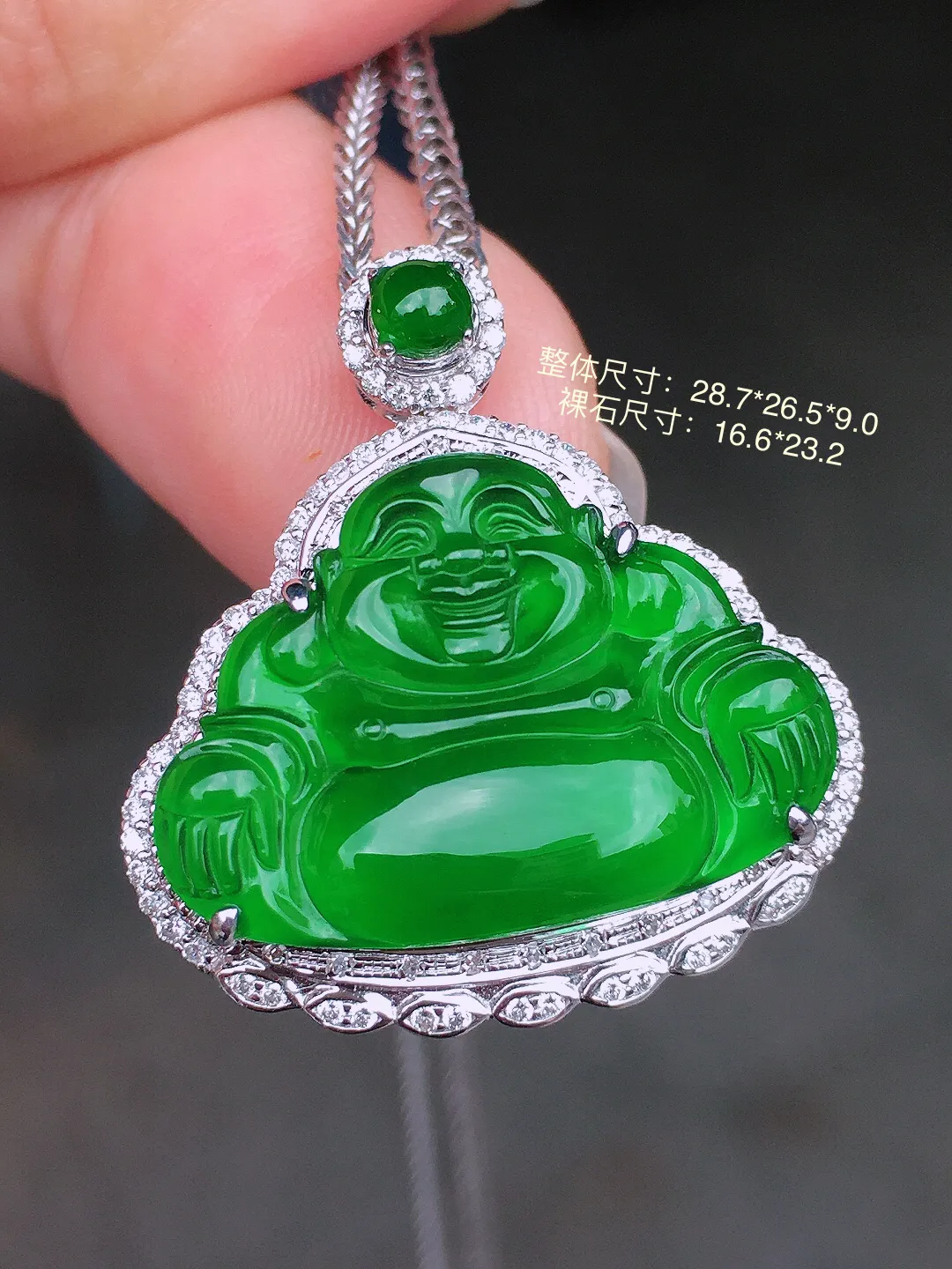 满绿佛公吊坠，色泽均匀浓郁，玉质细腻，荧光感超
强，饱满水润，气质满满。18k
金豪华镶嵌