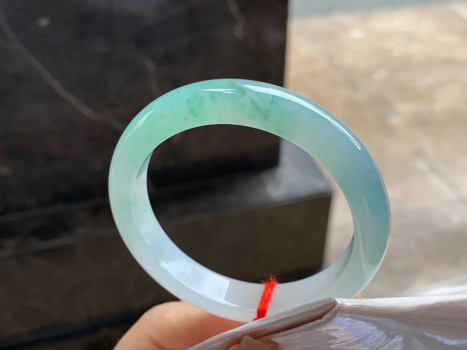 飘花手镯
尺寸：52.3-10.8-8mm
水润十足～小清新