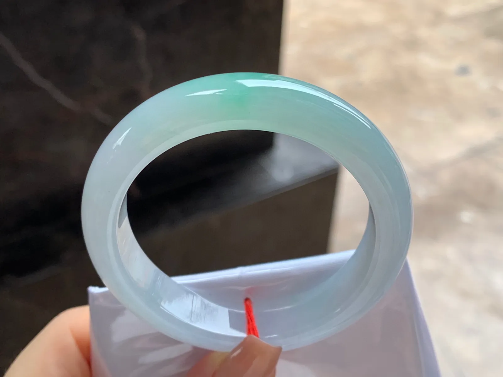 带色手镯
尺寸：51.9-12.8-8.2mm
底子细腻有种水～绿色点缀