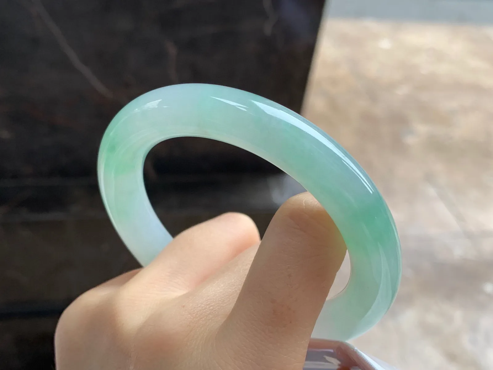 带色圆条手镯
尺寸：59.2-11.5mm
有种有色～甜甜的料子
