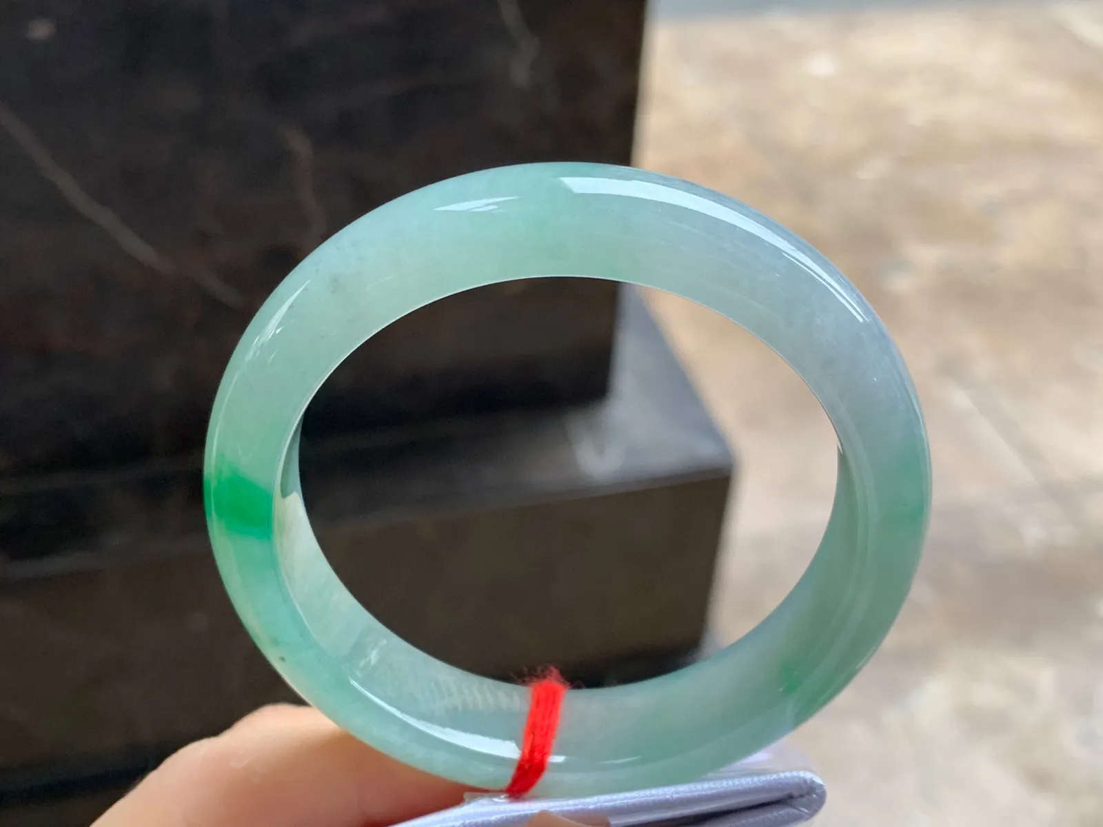 带色手镯
尺寸：56.8-13.5-8.8mm
有种有色～绿色点缀上手好看